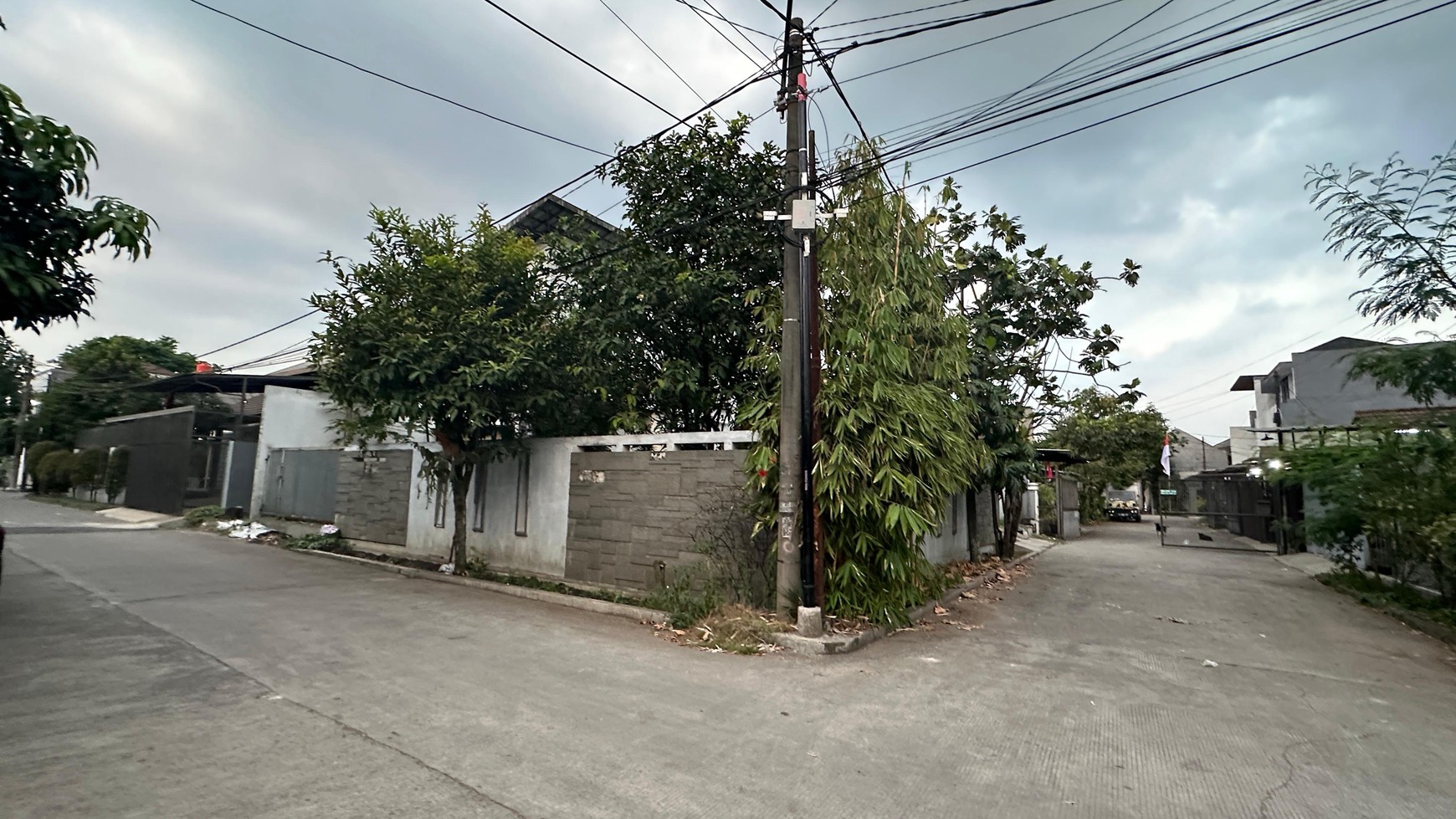 Rumah Asri Terawat Siap Huni di Taman Holis Indah