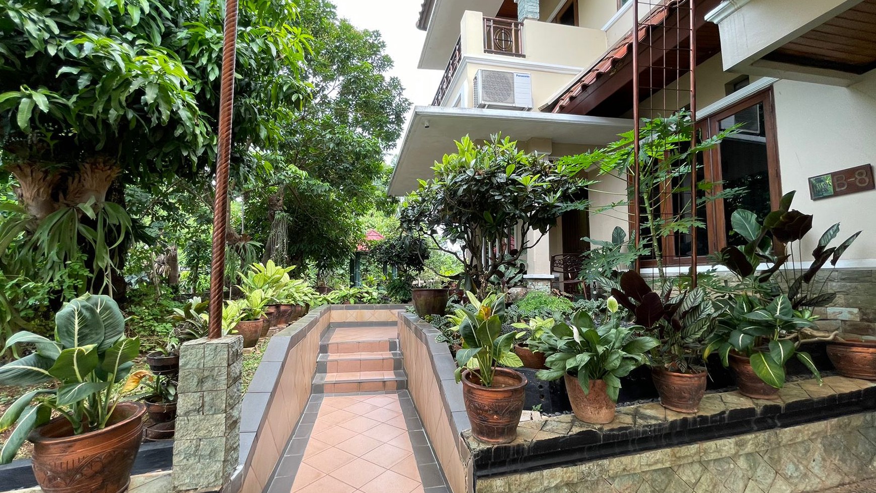 Rumah Mewah 2 lantai Lingkungan Elit, Asri, dan Nyaman di Lebak Bulus, Jakarta Selatan