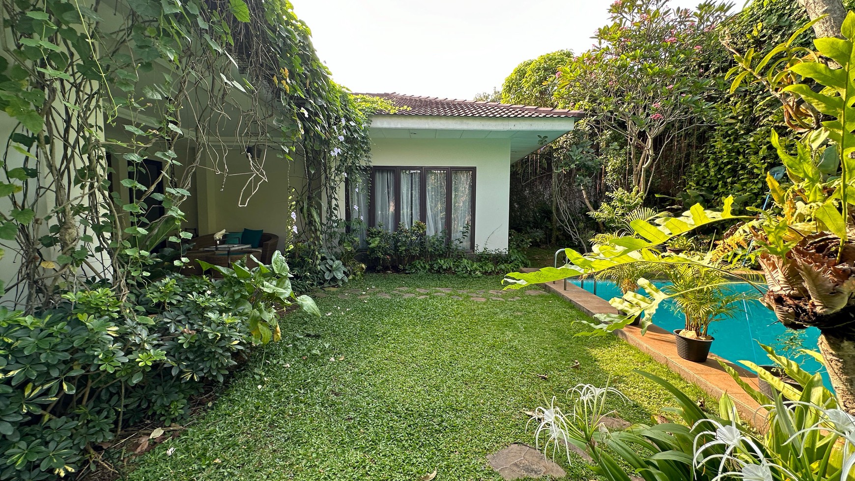 Newly renovated bright house and spacious backyard with full furnish near kemang 