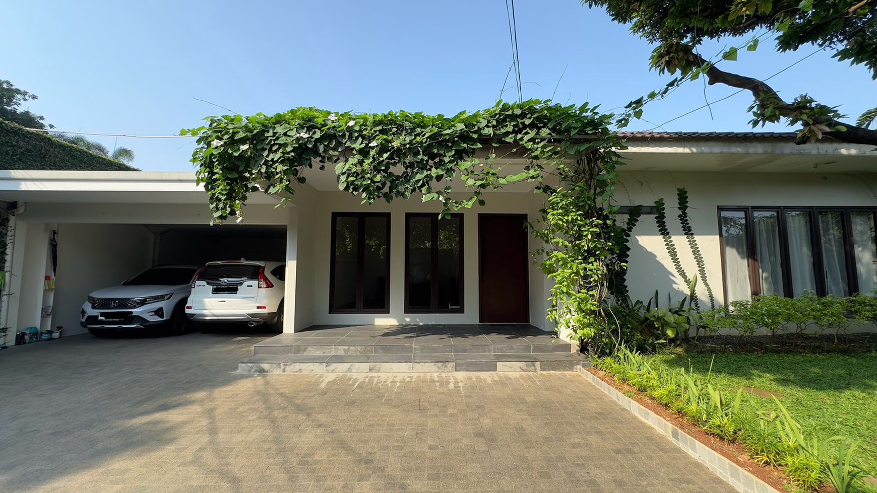 Newly renovated bright house and spacious backyard with full furnish near kemang 