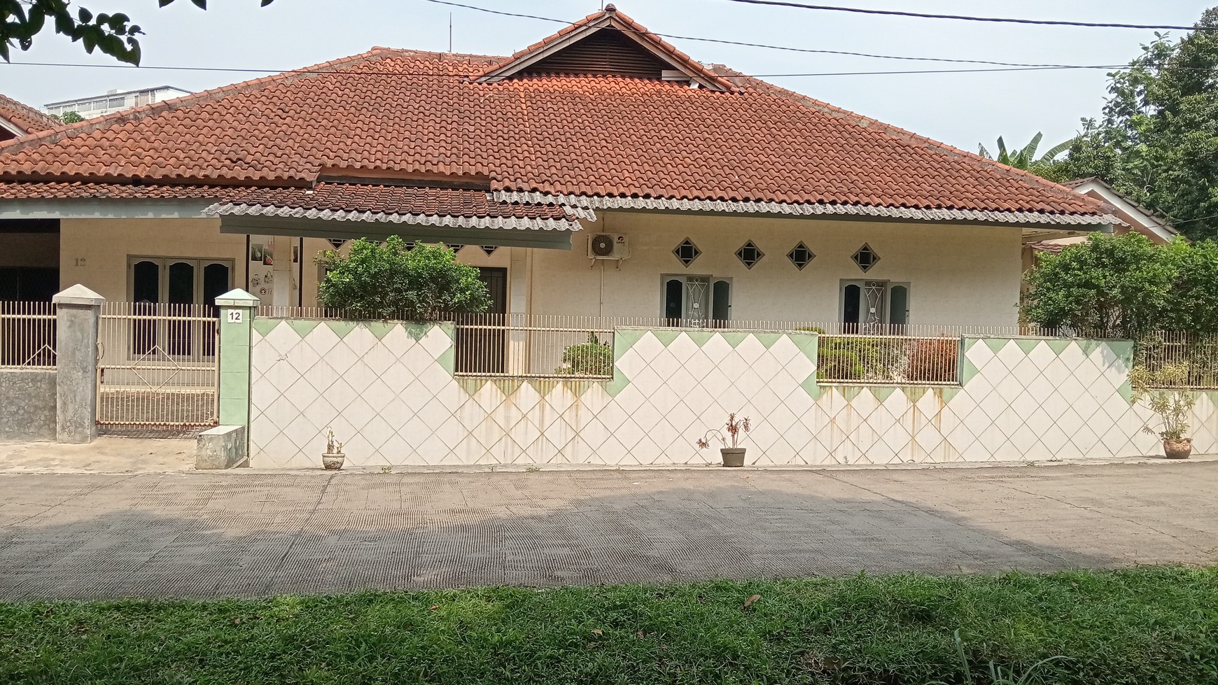 Rumah dengan Pekarangan Luas di Depok