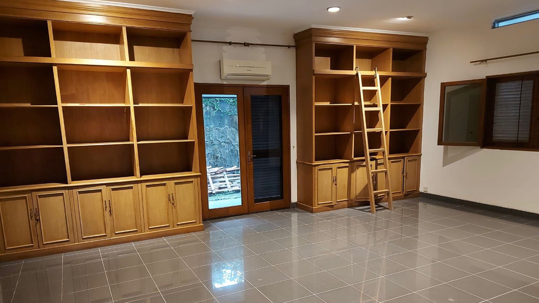 Rumah Mewah 3 Lantai Area Elite Lokasi Strategis di Pondok Indah, Jakarta Selatan