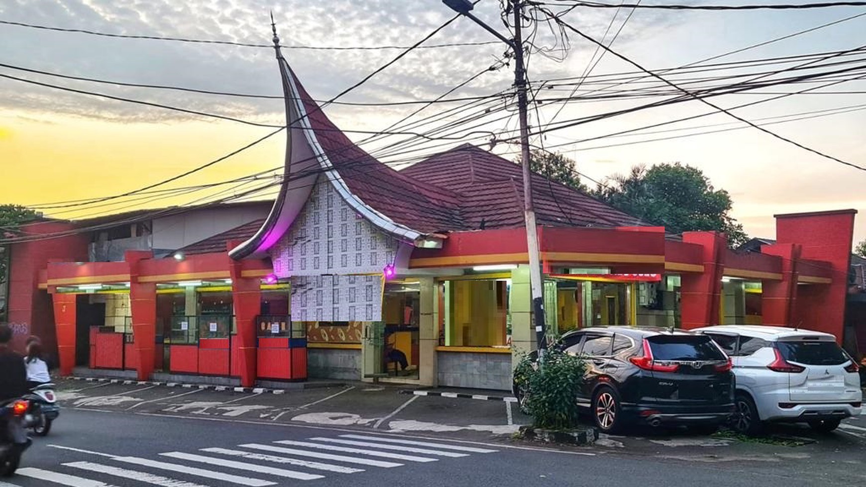 Ruang Usaha ex Resto, lokasi Ramai sangat strategis,  di jalan utama Bintaro Jakarta-Selatan