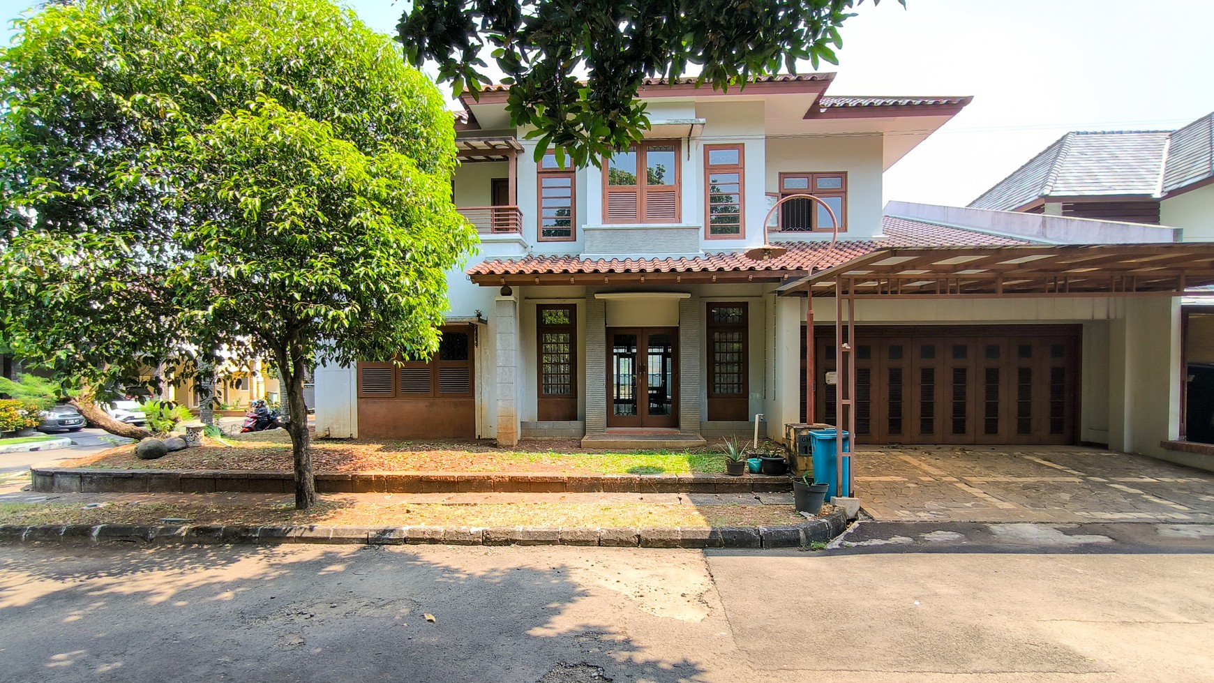 Rumah Bagus Dengan Kolam Renang Di River Park Bintaro