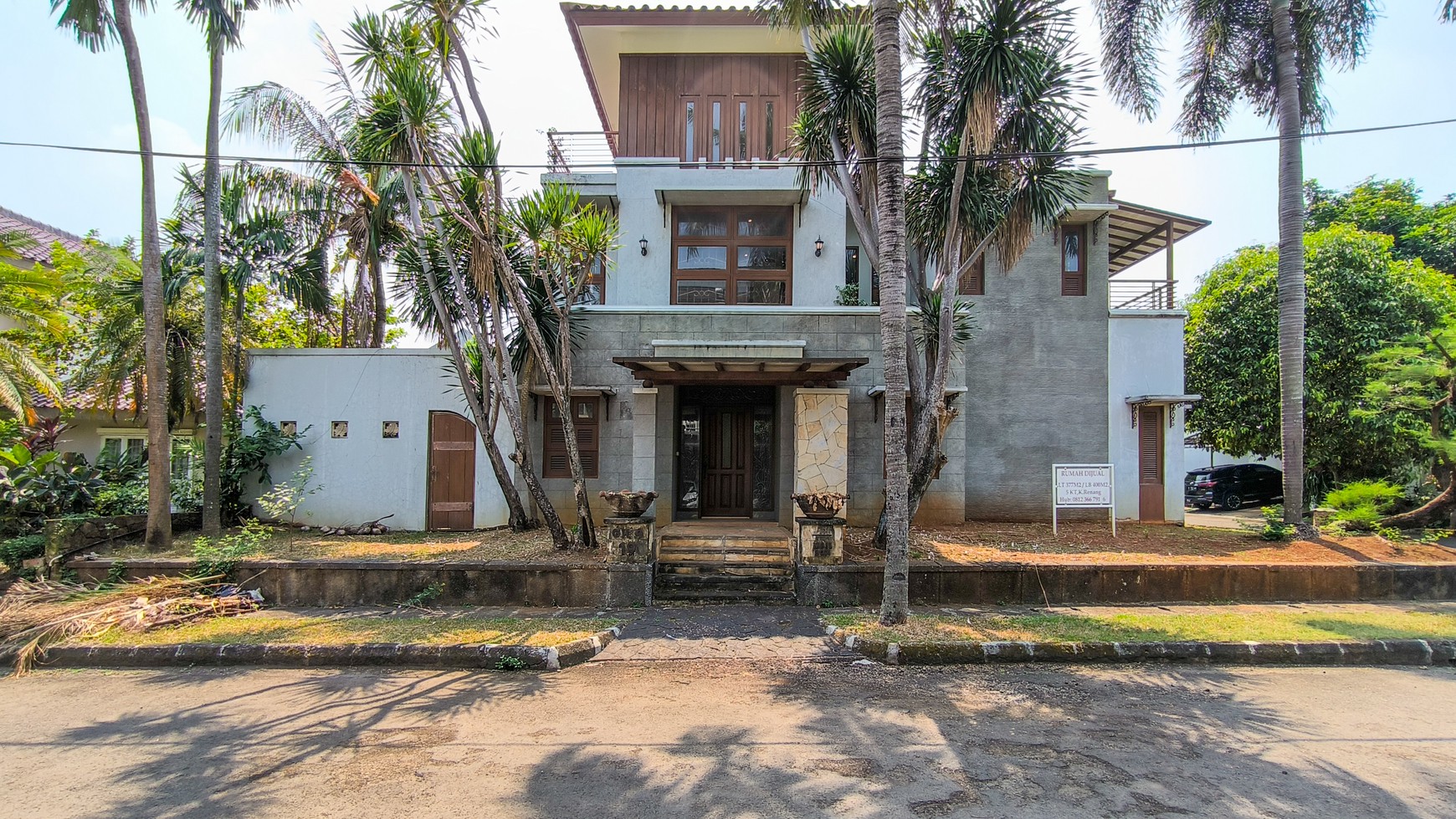 Rumah Bagus Dengan Kolam Renang Di River Park Bintaro