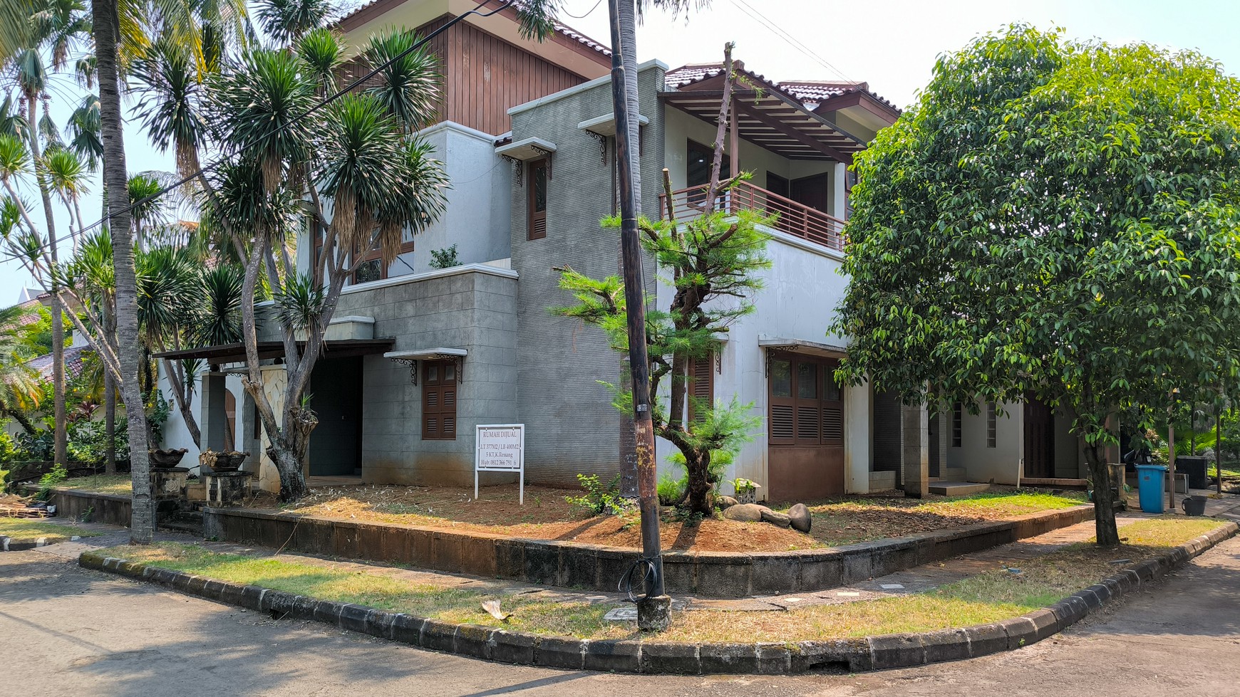 Rumah Bagus Dengan Kolam Renang Di River Park Bintaro