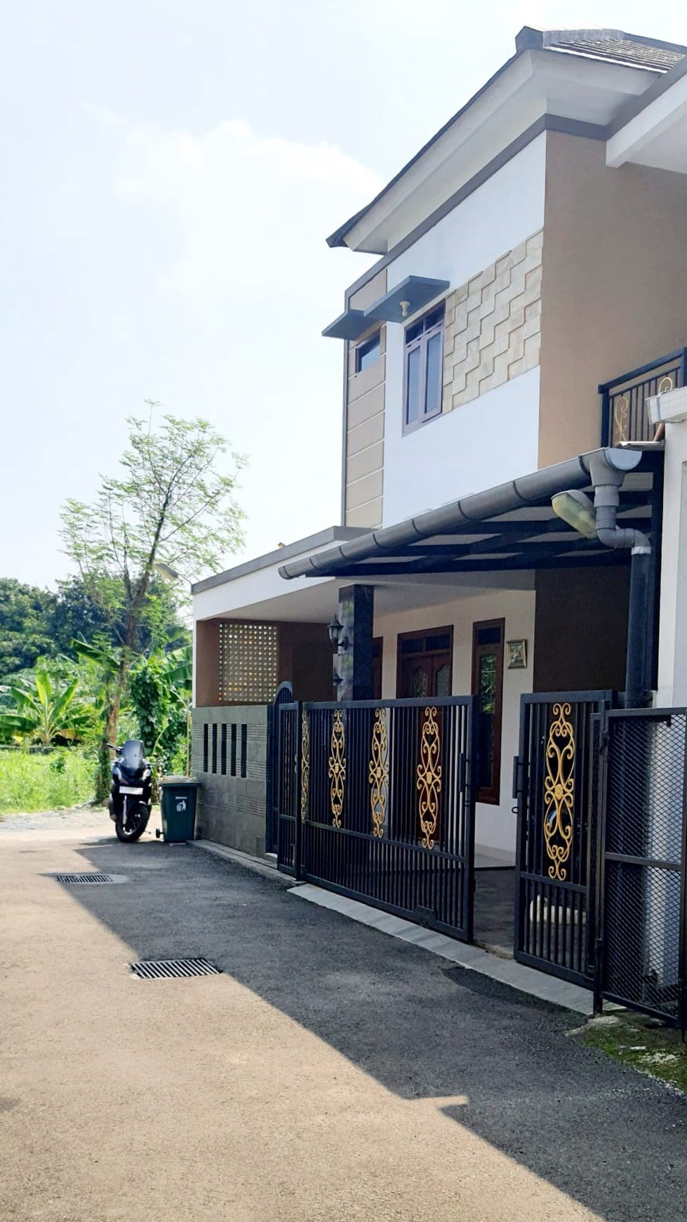 Rumah bagus, 2 lantai semi Furnished, siap huni di Ciracas