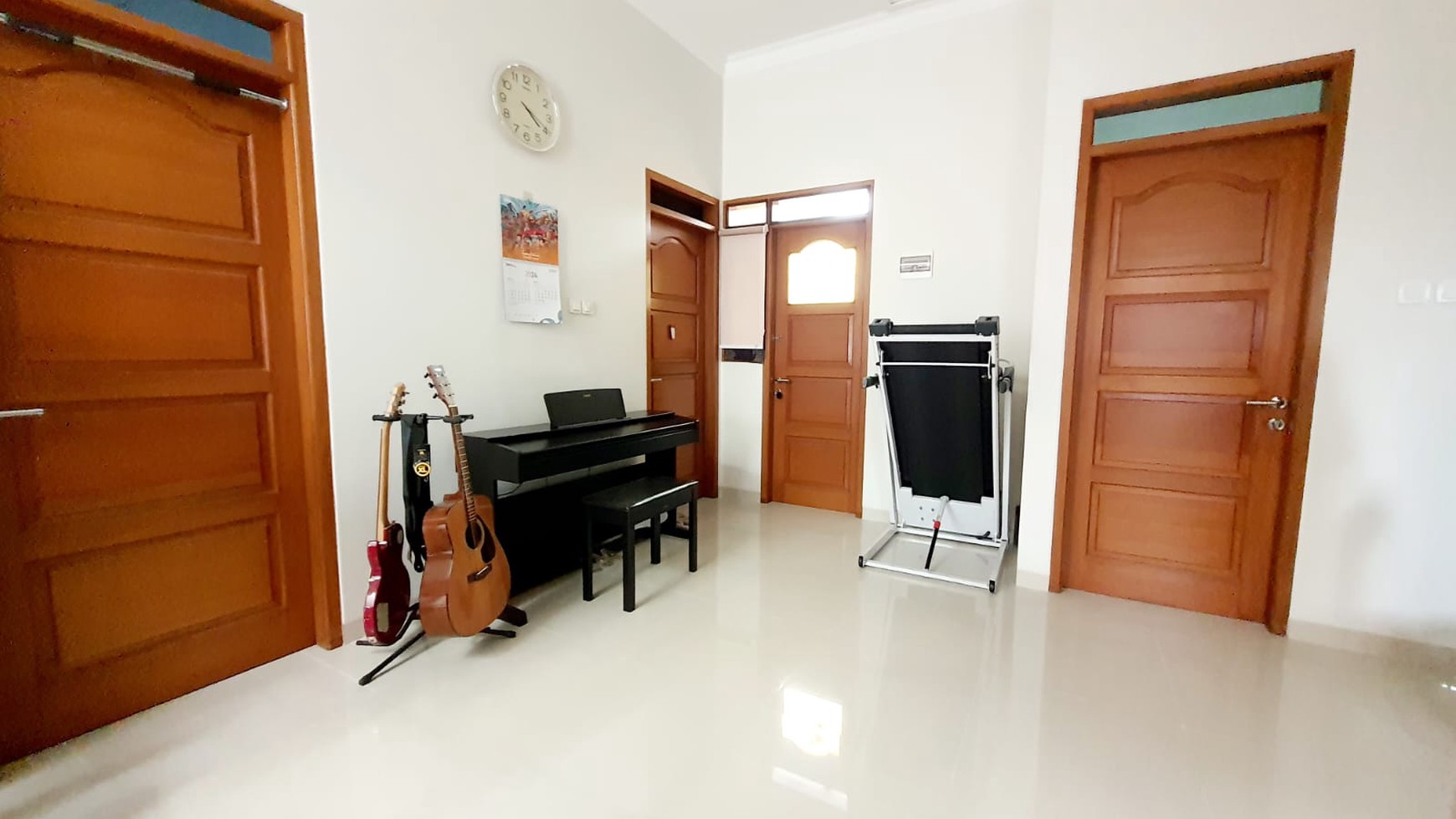 Rumah bagus, 2 lantai semi Furnished, siap huni di Ciracas