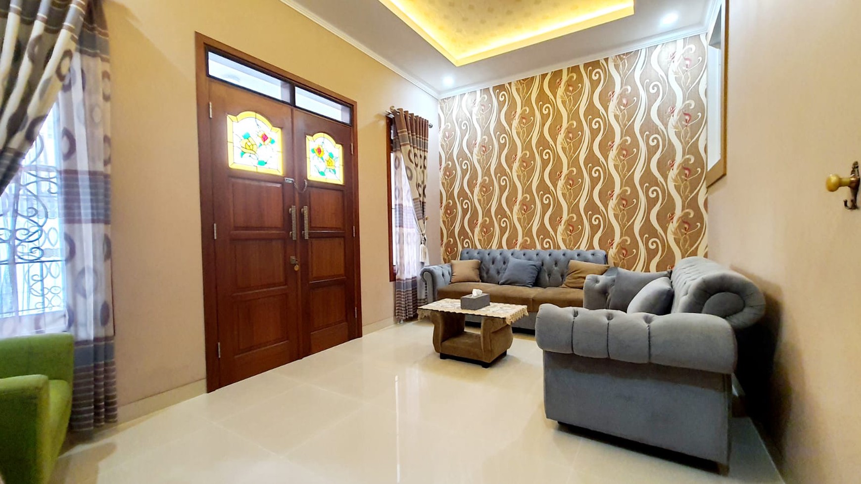 Rumah bagus, 2 lantai semi Furnished, siap huni di Ciracas