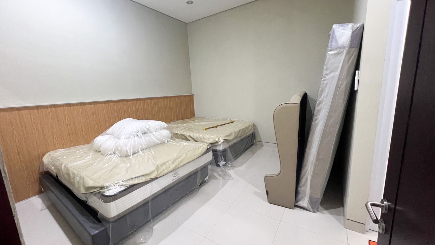 MURAH Dijual Rumah Pakuwon Indah Villa Valensia SEMI FURNITURE Mewah dekat Pakuwon Mall, PTC, Supermall