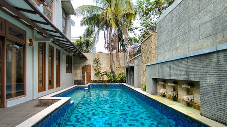 Rumah Bagus Dengan Kolam Renang Di River Park Bintaro