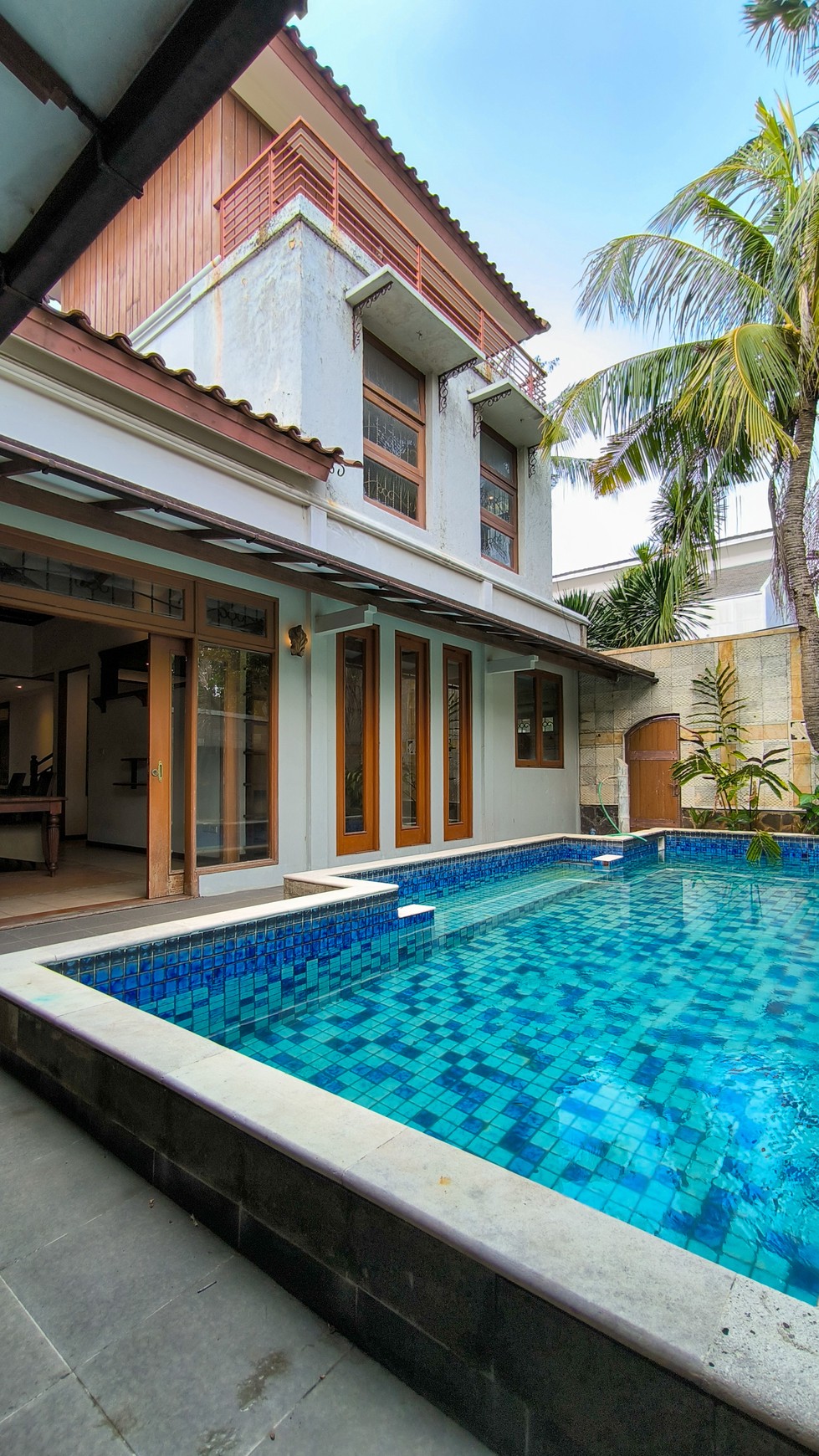 Rumah Bagus Dengan Kolam Renang Di River Park Bintaro