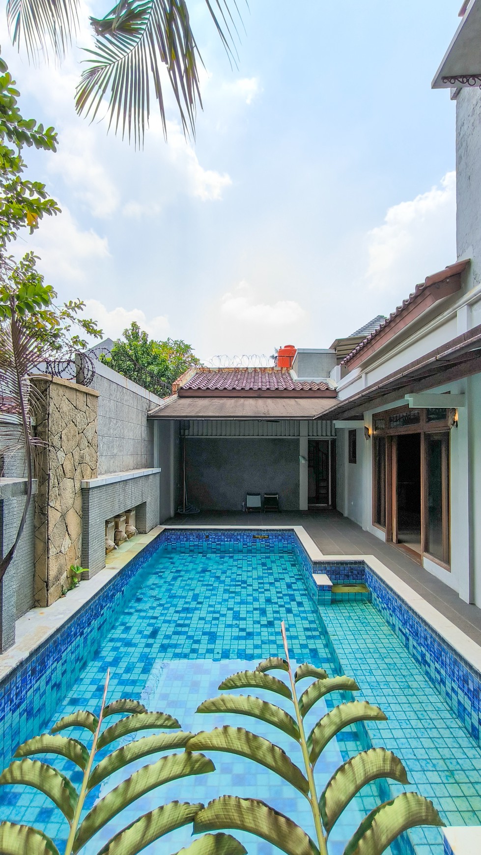 Rumah Bagus Dengan Kolam Renang Di River Park Bintaro