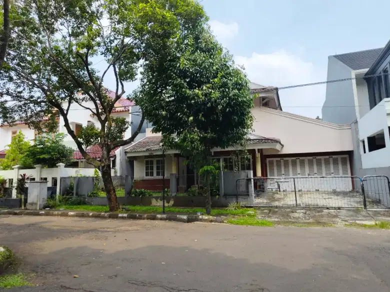 Rumah di Menteng Bintaro, Siap Huni, halaman luas di sektor 7