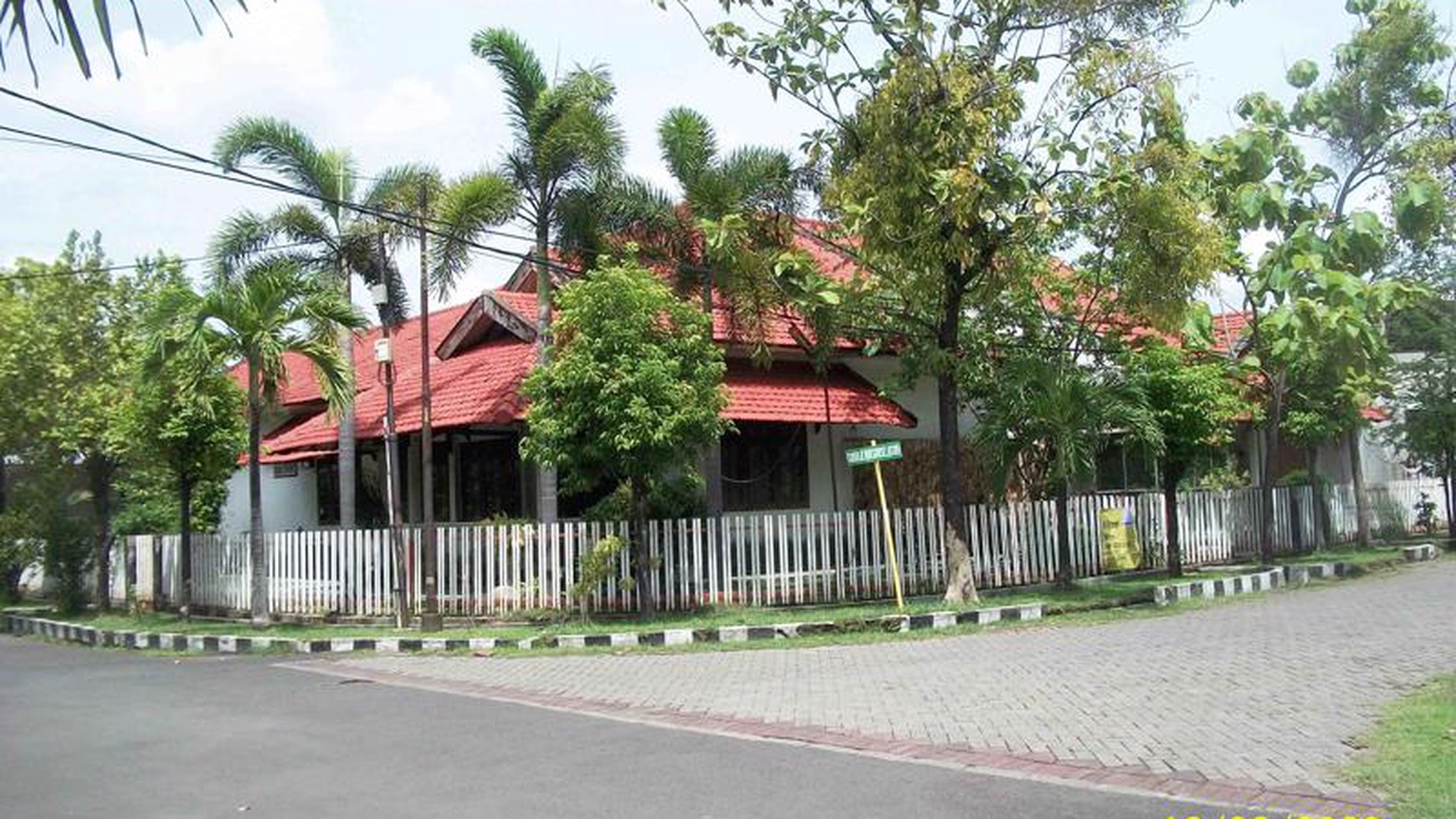 Rumah di Jemursari Selatan, Hoek/Pojokan, Row Jalan depan Lebar, Siap Huni, Bisa untuk Rumah Tinggal/Kantor - CT -