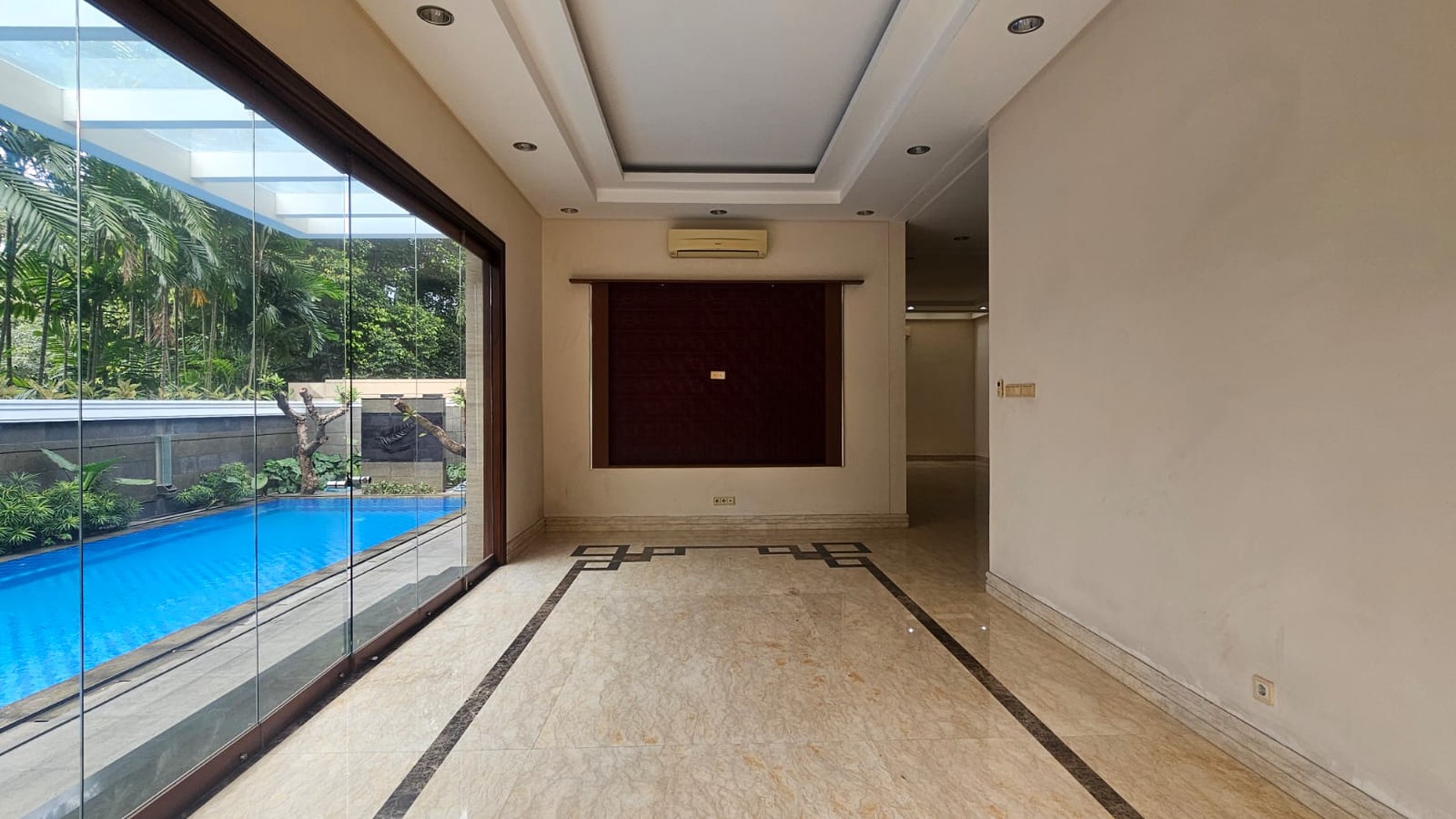 Pondok Indah Luas 890 Rumah Modern Mewah Dengan Kolam Renang