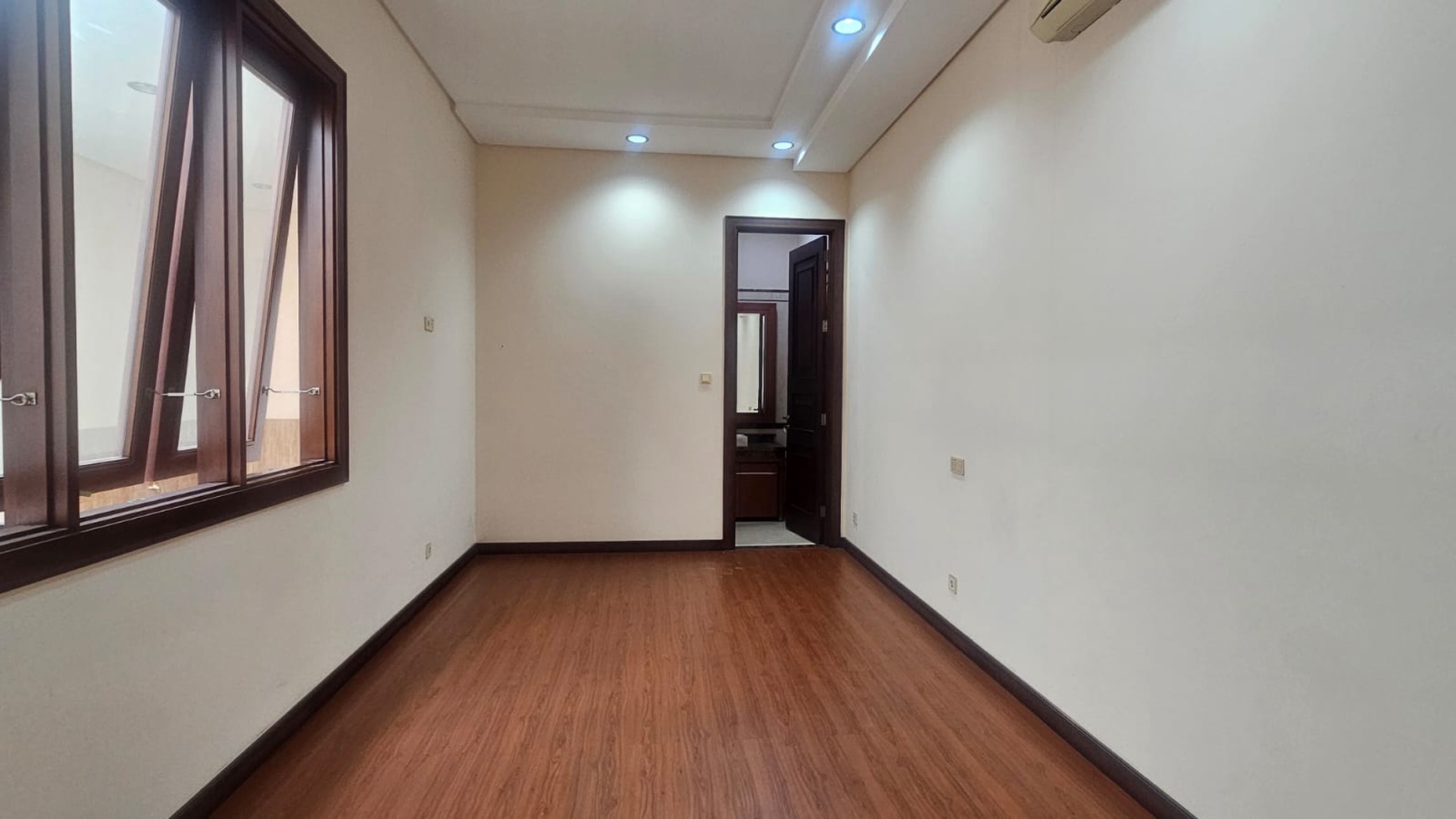 Pondok Indah Luas 890 Rumah Modern Mewah Dengan Kolam Renang