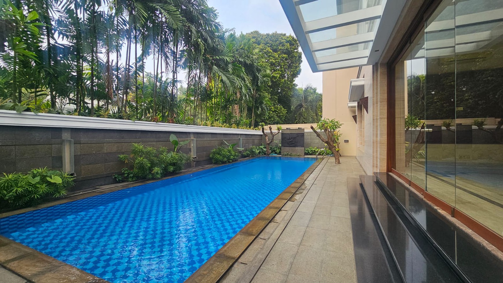 Pondok Indah Luas 890 Rumah Modern Mewah Dengan Kolam Renang