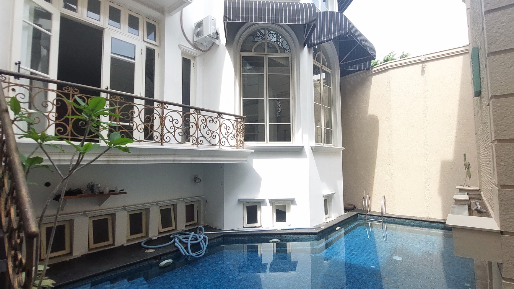 Luxury house at Senopati area good for expatriate or embassy suitable for office or beauty clinic