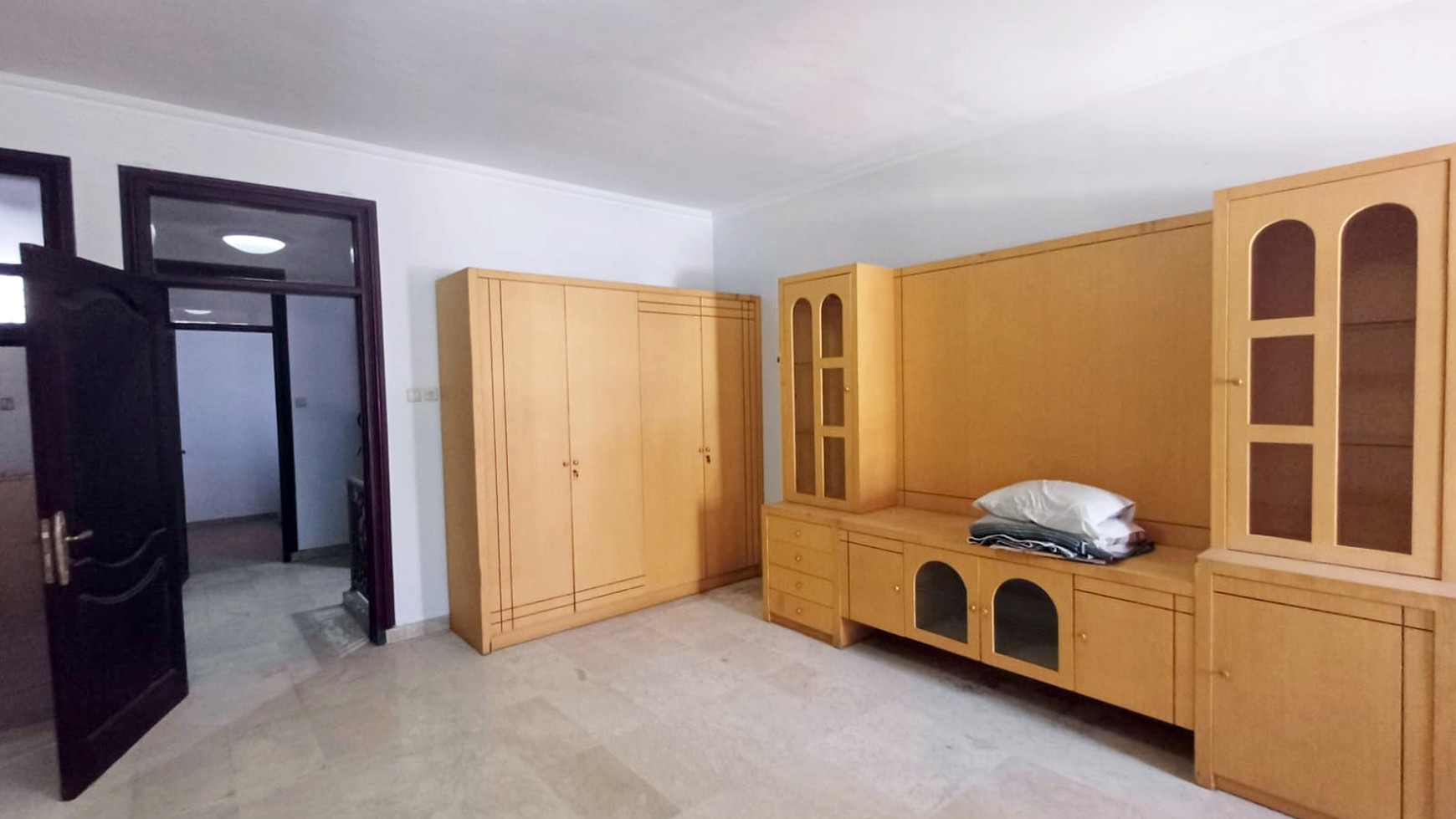 Rumah Mewah di Nginden Intan Barat Surabaya Timur, Furnished, Hook/Pojokan, Siap Huni