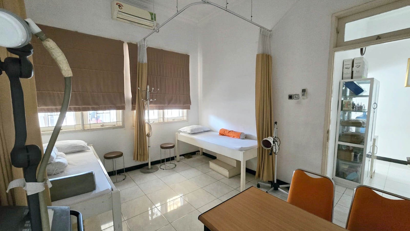 Rumah di Pucang Anom Timur Surabaya Timur, 2 Lantai, Row Jalan depan lebar, Cocok untuk usaha/Kantor/Klinik..!!!