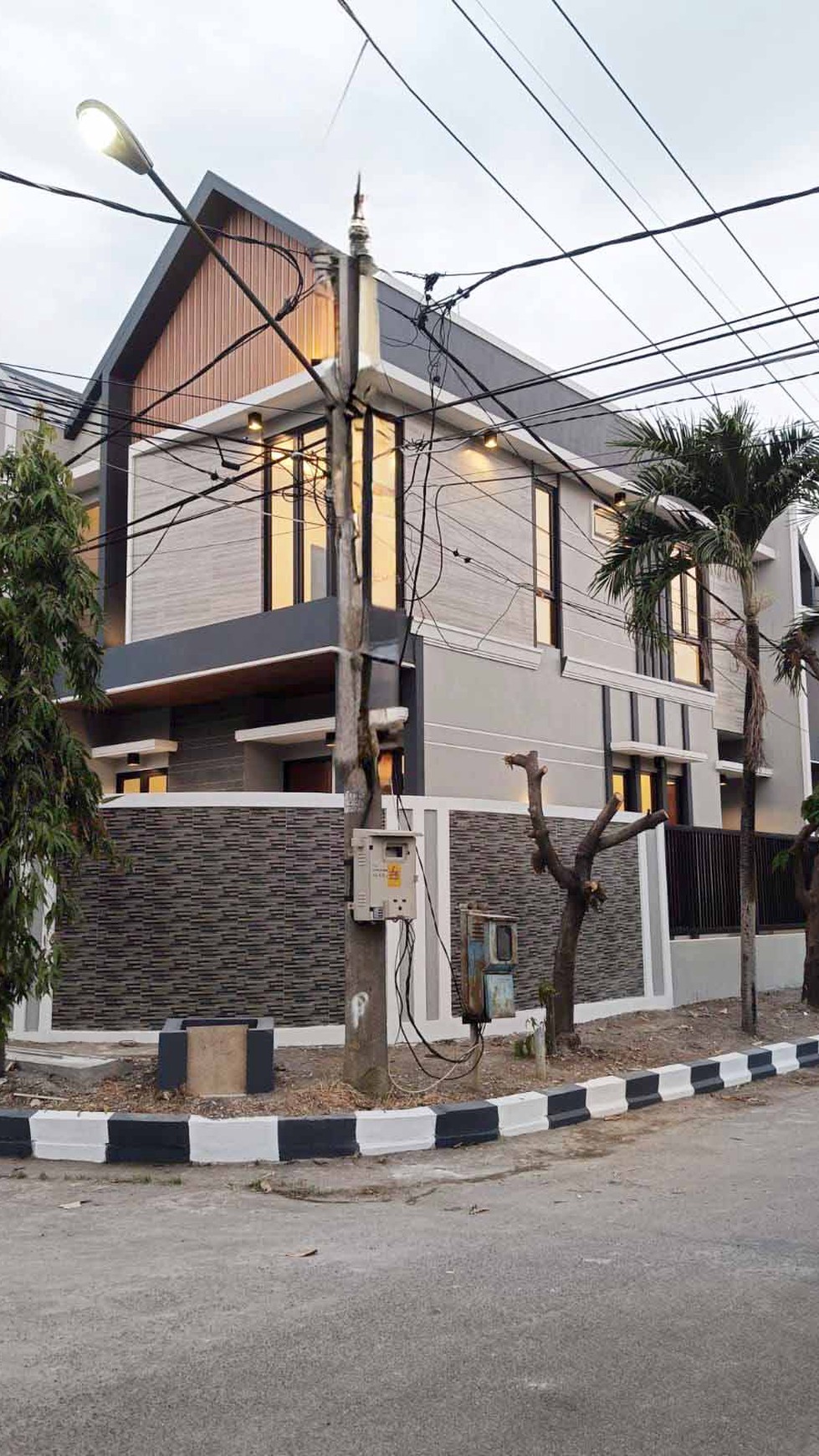 Rumah Baru Gress di Sutorejo Prima Selatan Surabaya Timur, Minimalis, 2 Lantai, Hook/Pojokan, Semi Furnished