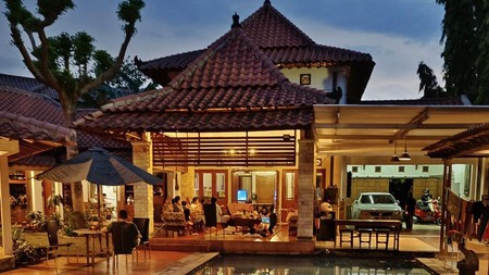 Rumah Cantik, Luxury, dengan Private Swimming Pool, dalam Cluster di Bintaro Sektor 9.