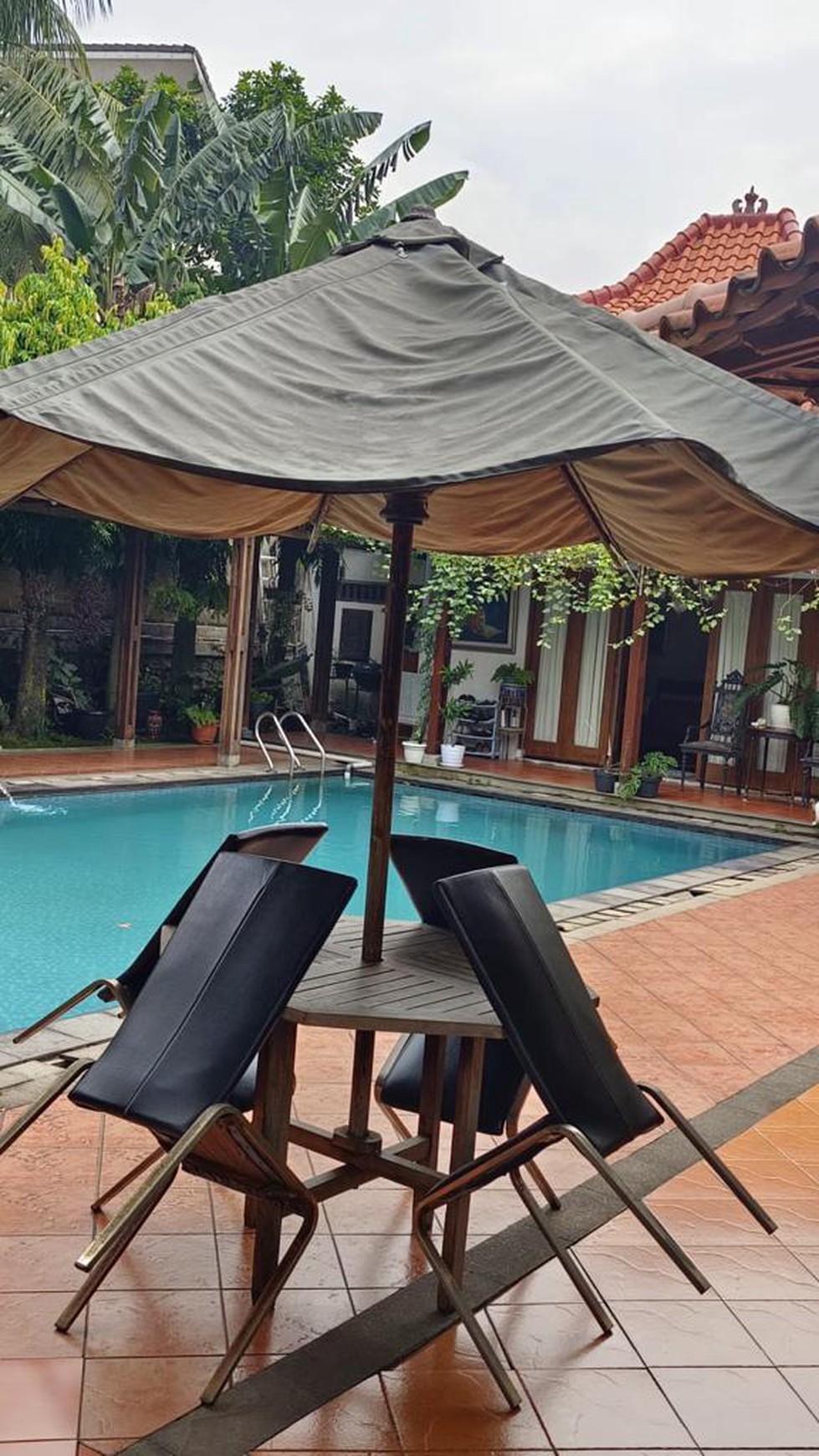 Rumah Cantik, Luxury, dengan Private Swimming Pool, dalam Cluster di Bintaro Sektor 9.