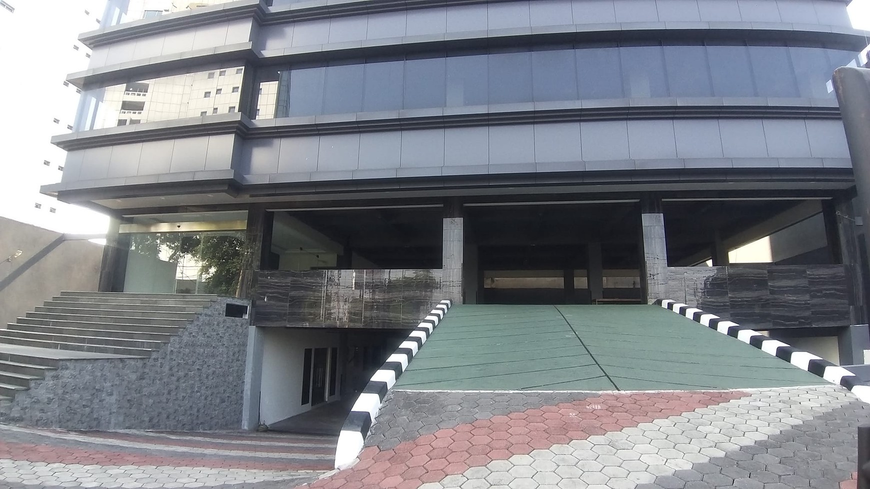 Gedung 8 Lantai di Ciputat Raya