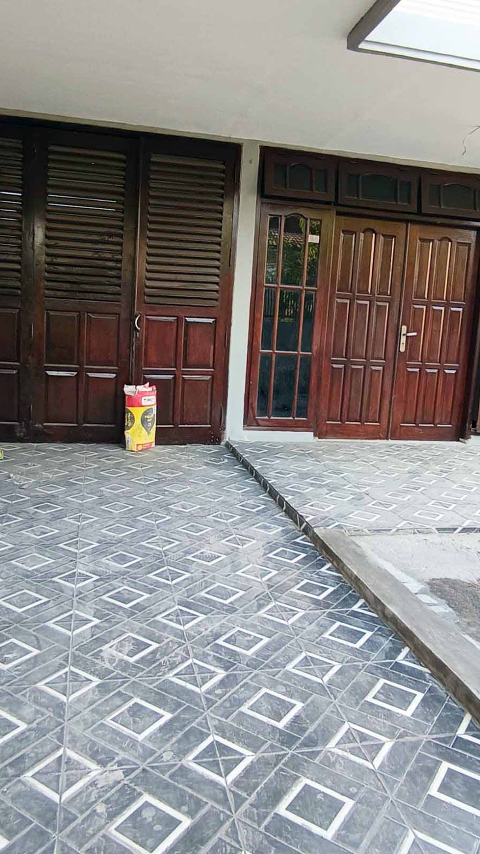 Rumah di Kutisari Indah Utara Surabaya Selatan, Bagus + Terawat, Row Jalan Lebar