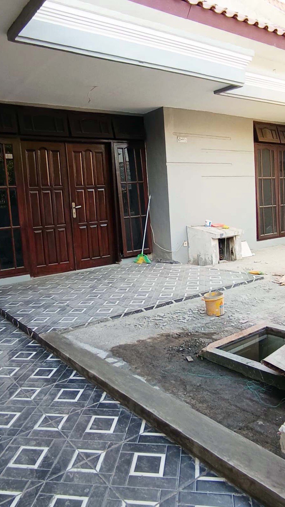 Rumah di Kutisari Indah Utara Surabaya Selatan, Bagus + Terawat, Row Jalan Lebar