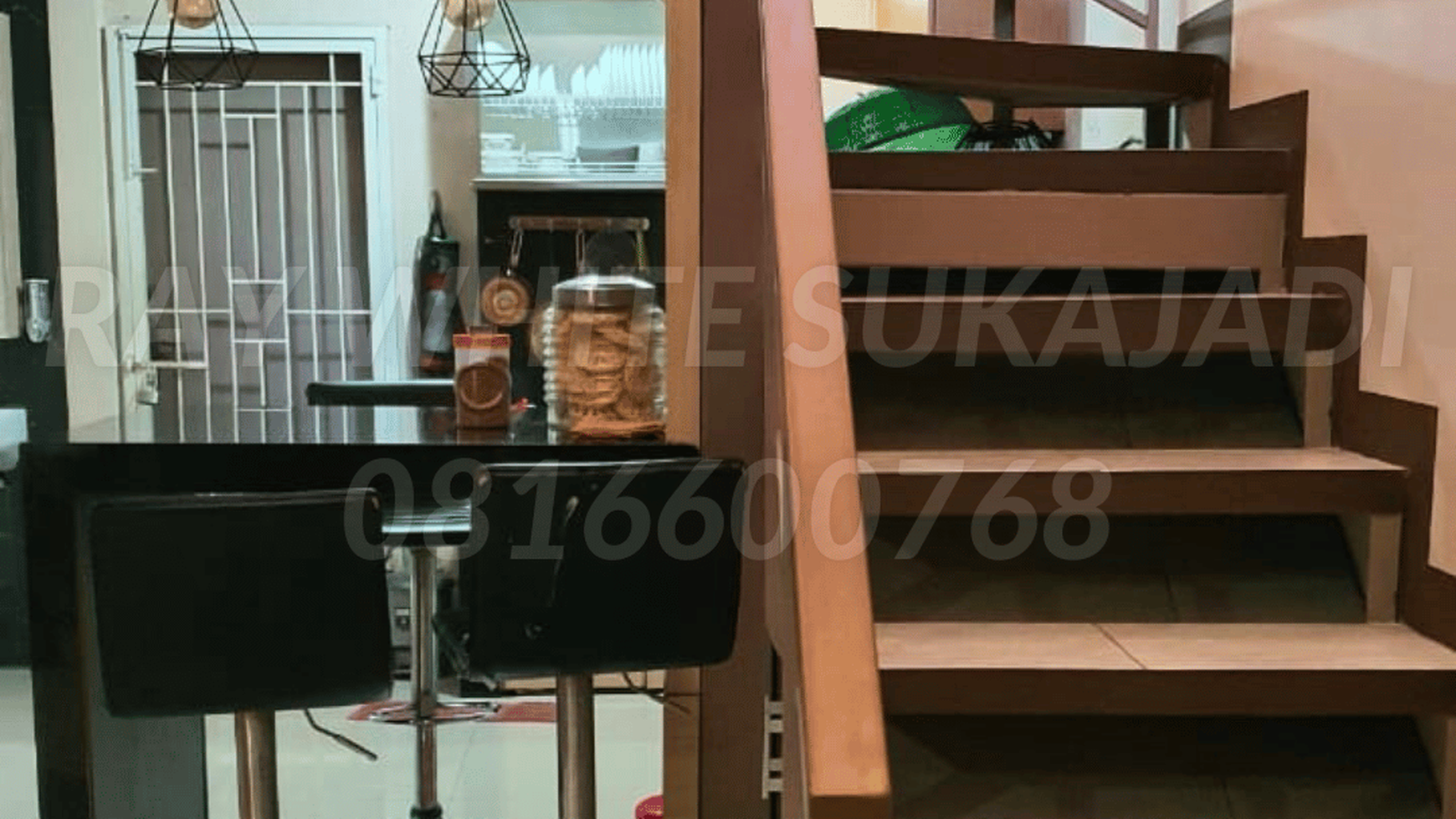 Rumah dengan Furniture yg menempel di Tembok