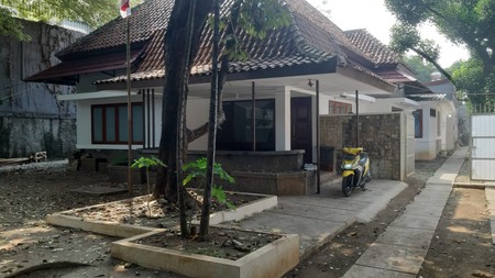 Dijual rumah tua terawat harga bagus  di menteng jakarta pusat 