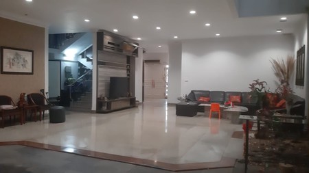 Rumah bagus siap  huni di guntur 3 lantai, denan poll dan  dan  garden di  lantai.