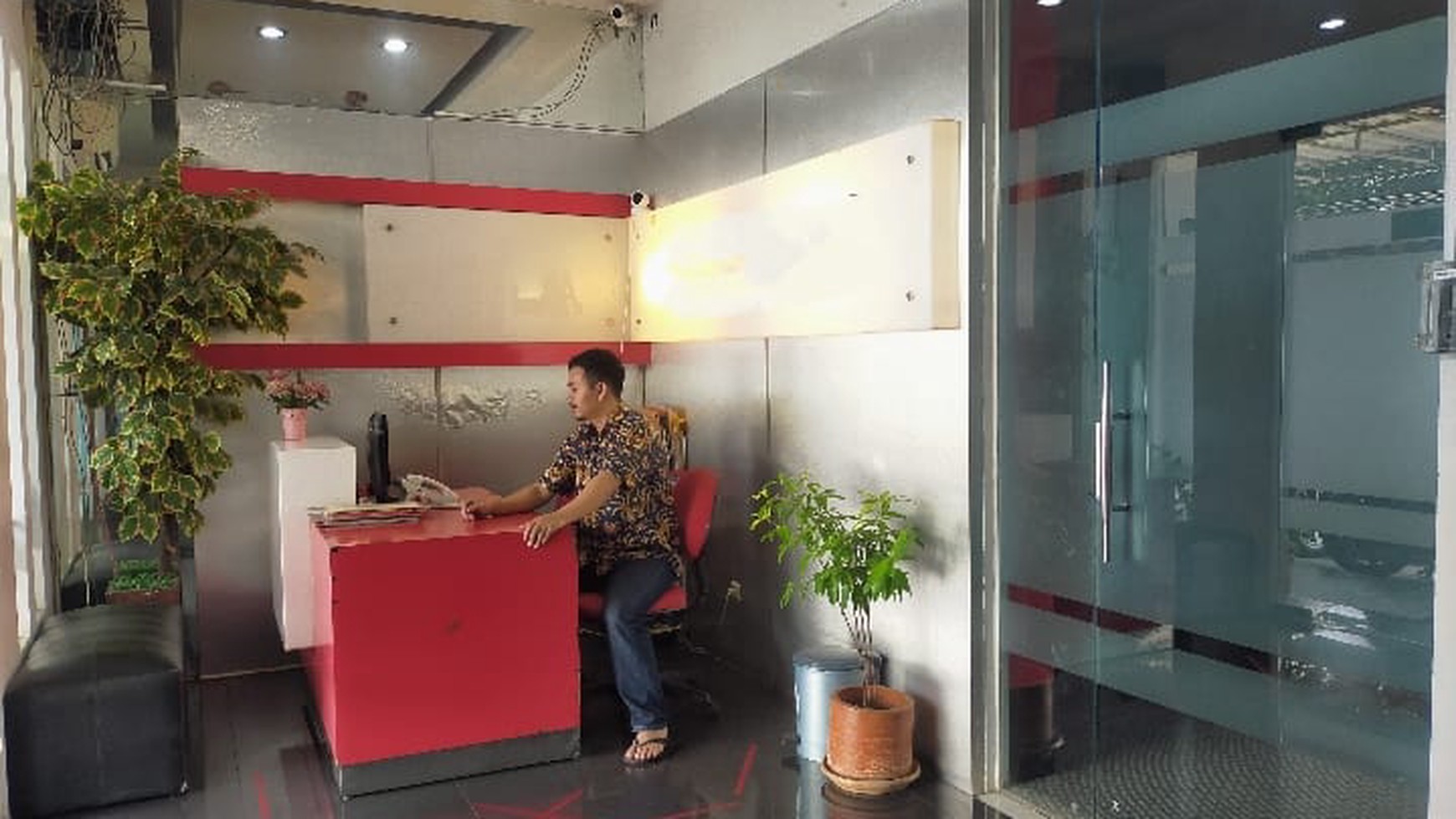 Dijual Ruko 3 lantai  ( ada 2 unit ruko) di Jl Mampang Prapatan Jakarta Selatan