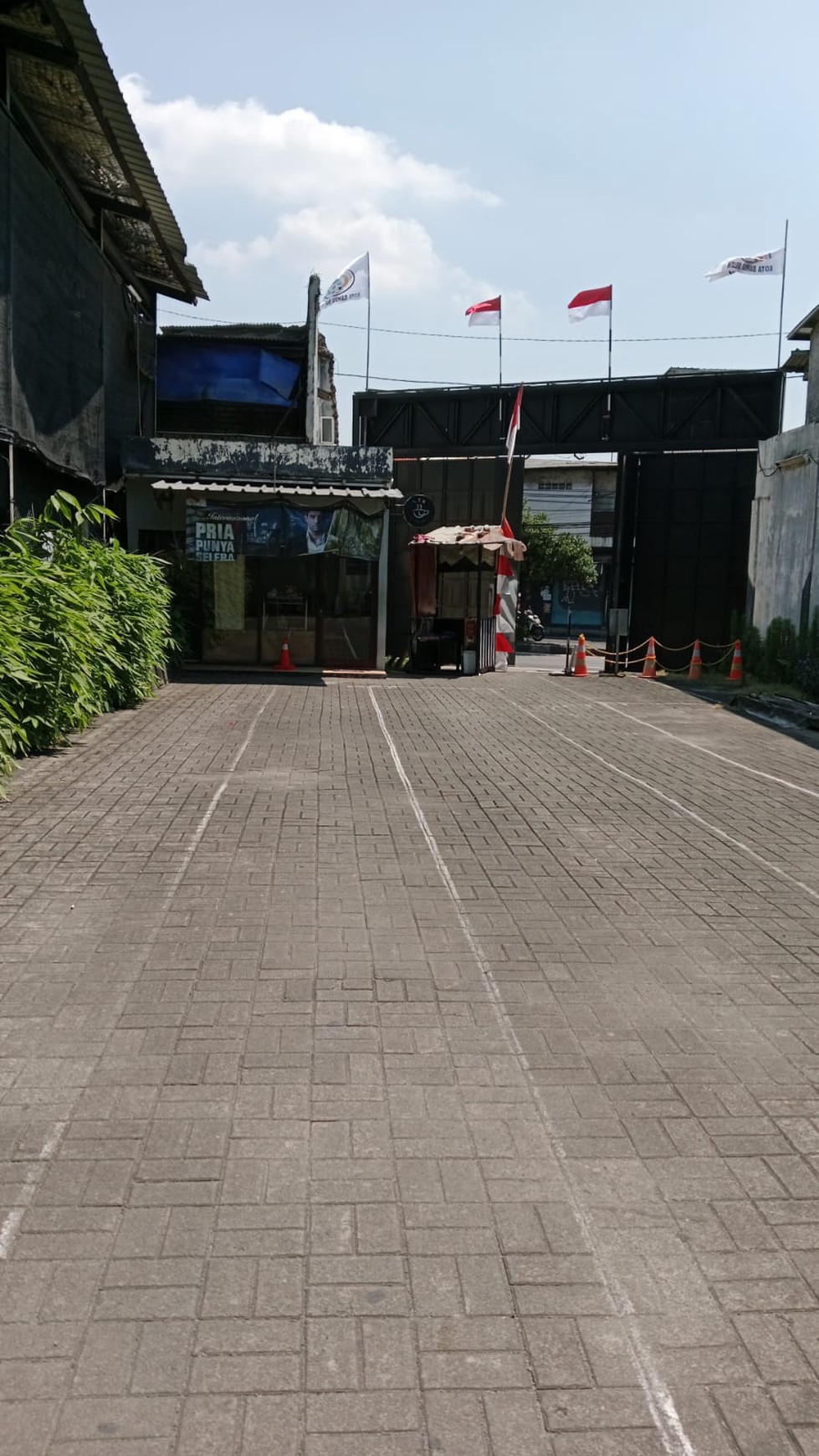 Di Jual  Tanah dan Bangunan ( 4 lapangan Futsal)  di berlokasi di jalan Jatibarang Raya & Jln KS Tubun  Kecamatan Palmerah Jakarta Barat