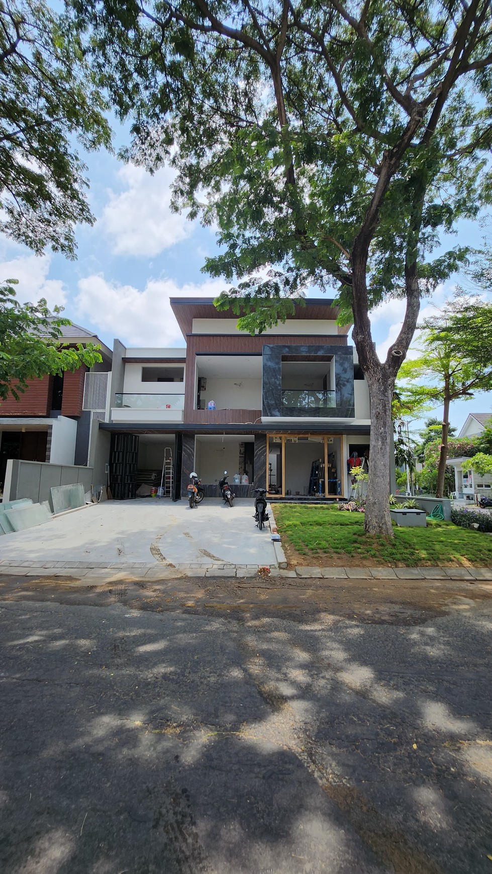 Rumah Baru RAYA Eastwood Citraland -New MARMER GRANITE - Row JALAN LEBAR 4 MOBIL - Surat SHM