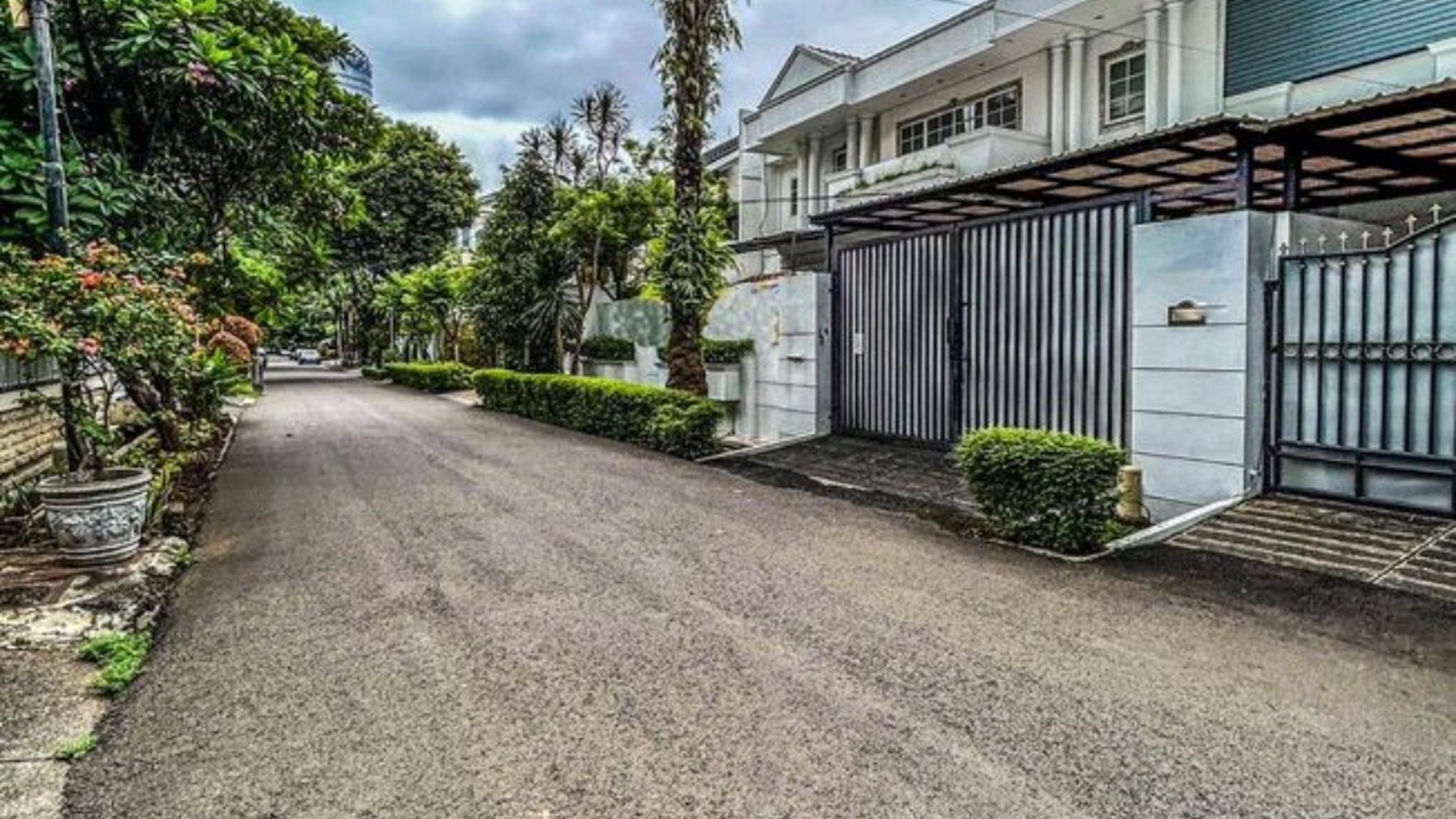 Beautiful House di Area yang Strategis, tenang, nyaman dan aman Kuningan Jakarta Selatan 