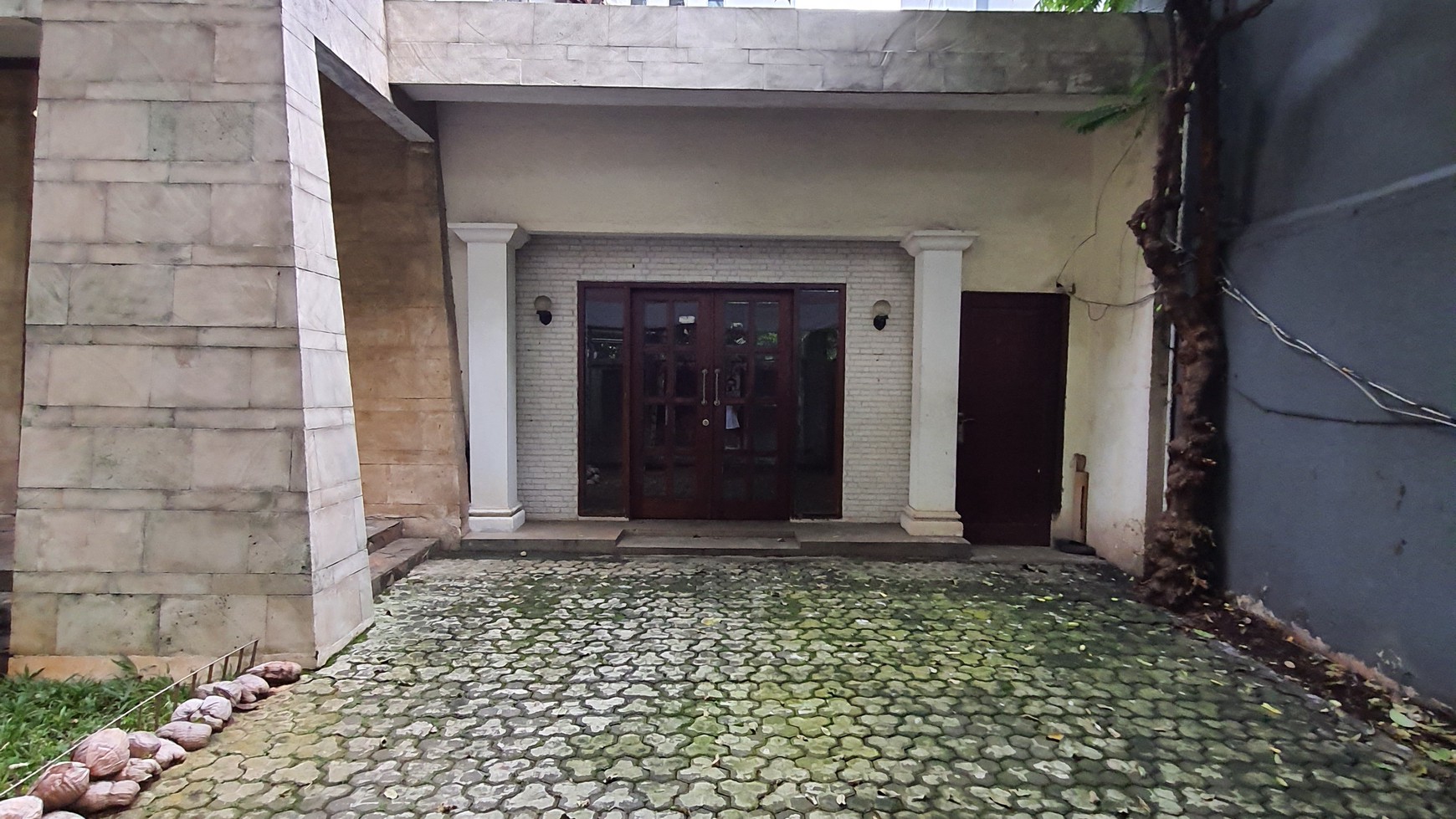 Disewa Rumah Menteng asri depan Taman