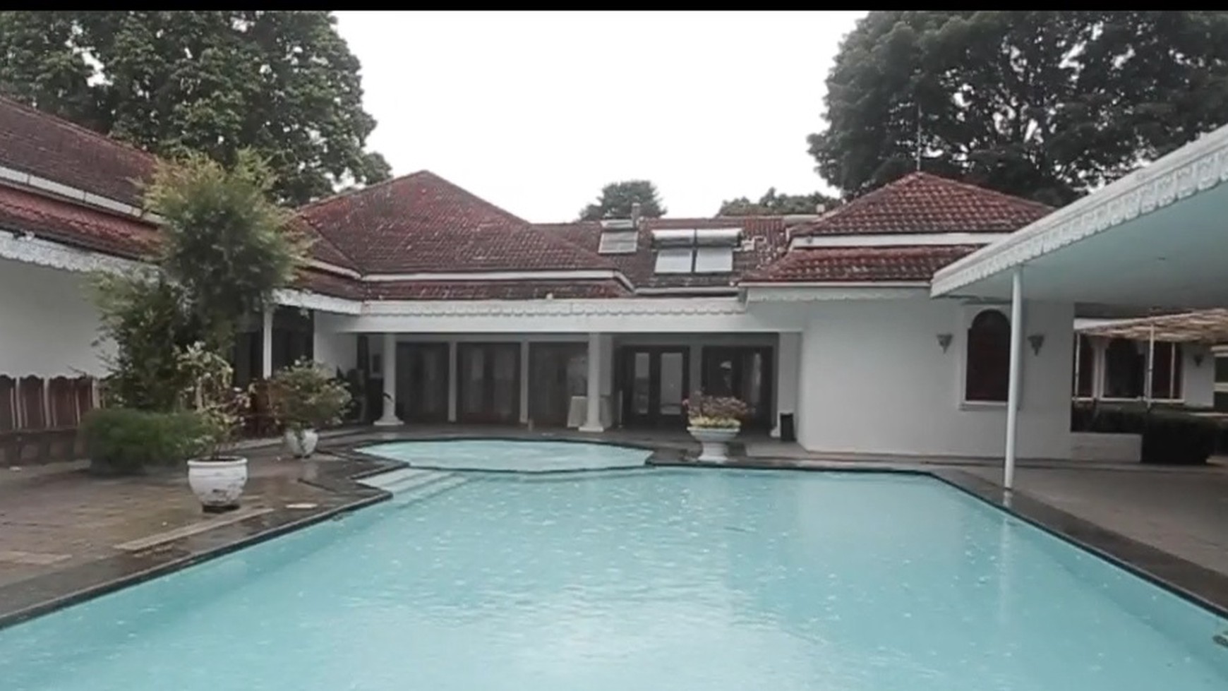 Guest House Lux Berkolam Renang di Dago Bandung