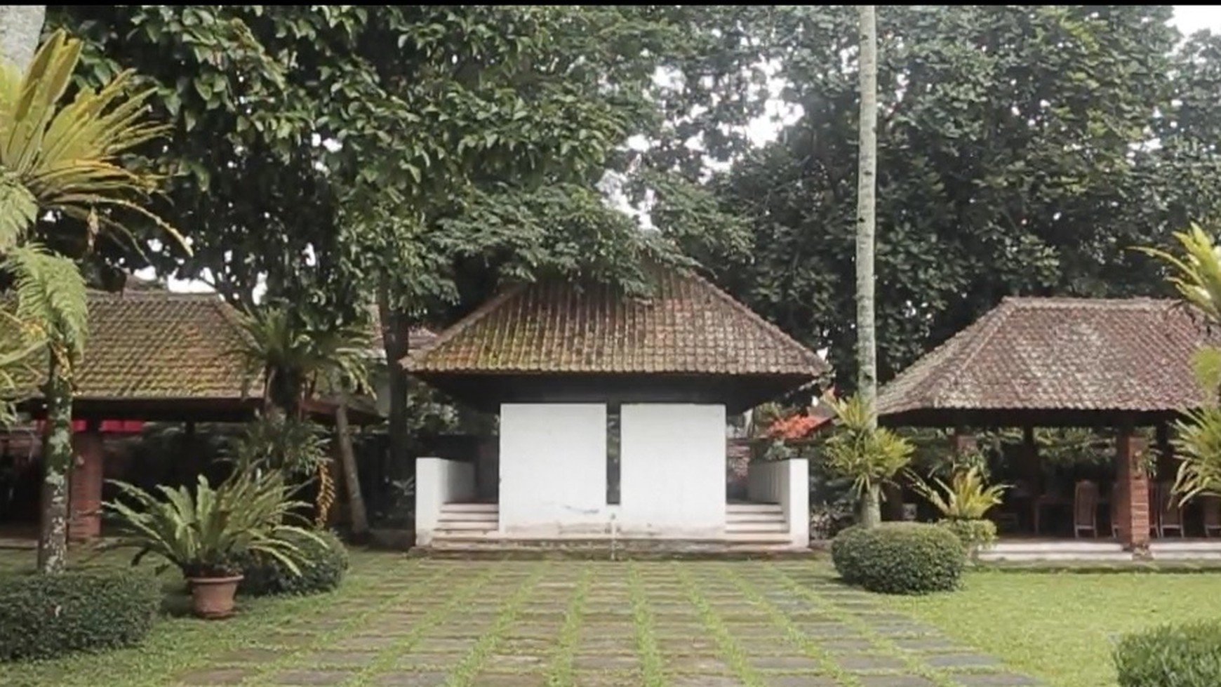 Guest House Lux Berkolam Renang di Dago Bandung