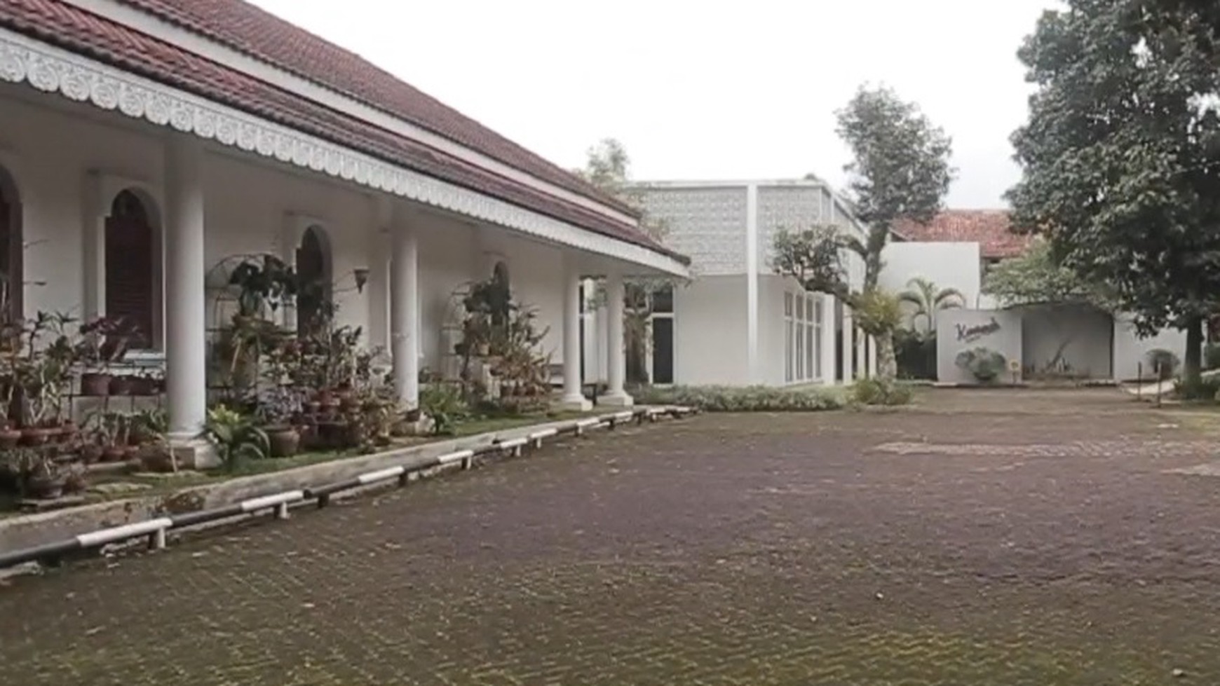 Guest House Lux Berkolam Renang di Dago Bandung