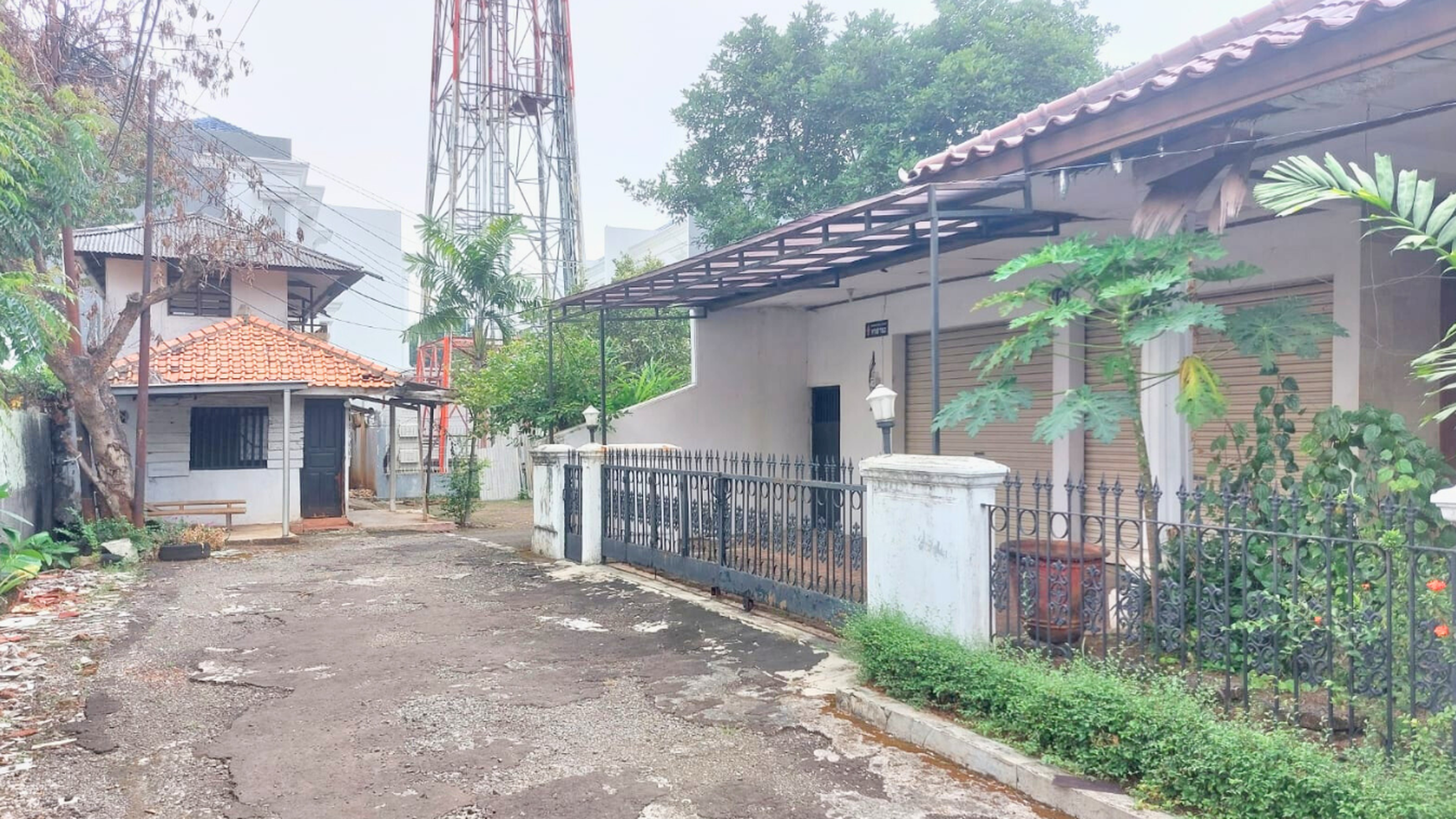 Rumah Tua Jual Tanah Cocok untuk di Bangun Town house atau Cluster di Lebak Bulus, Jakarta Selatan