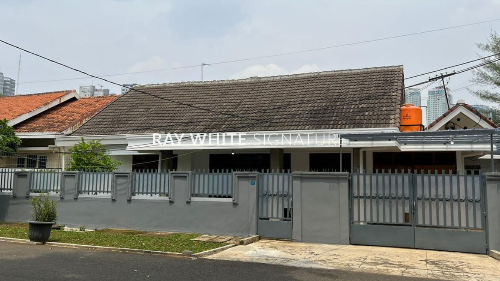 Dijual Rumah Lama Di Lokasi Tenang Untuk Hunian di Jl. Gandaria, Kebayoran Baru