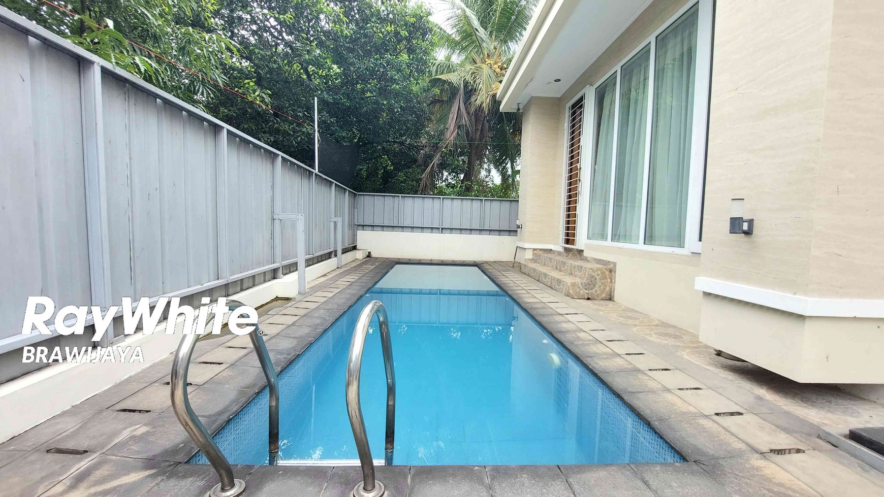 Townhouse di Kemang, Jakarta Selatan, Dalam Cluster, Private pool, siap huni