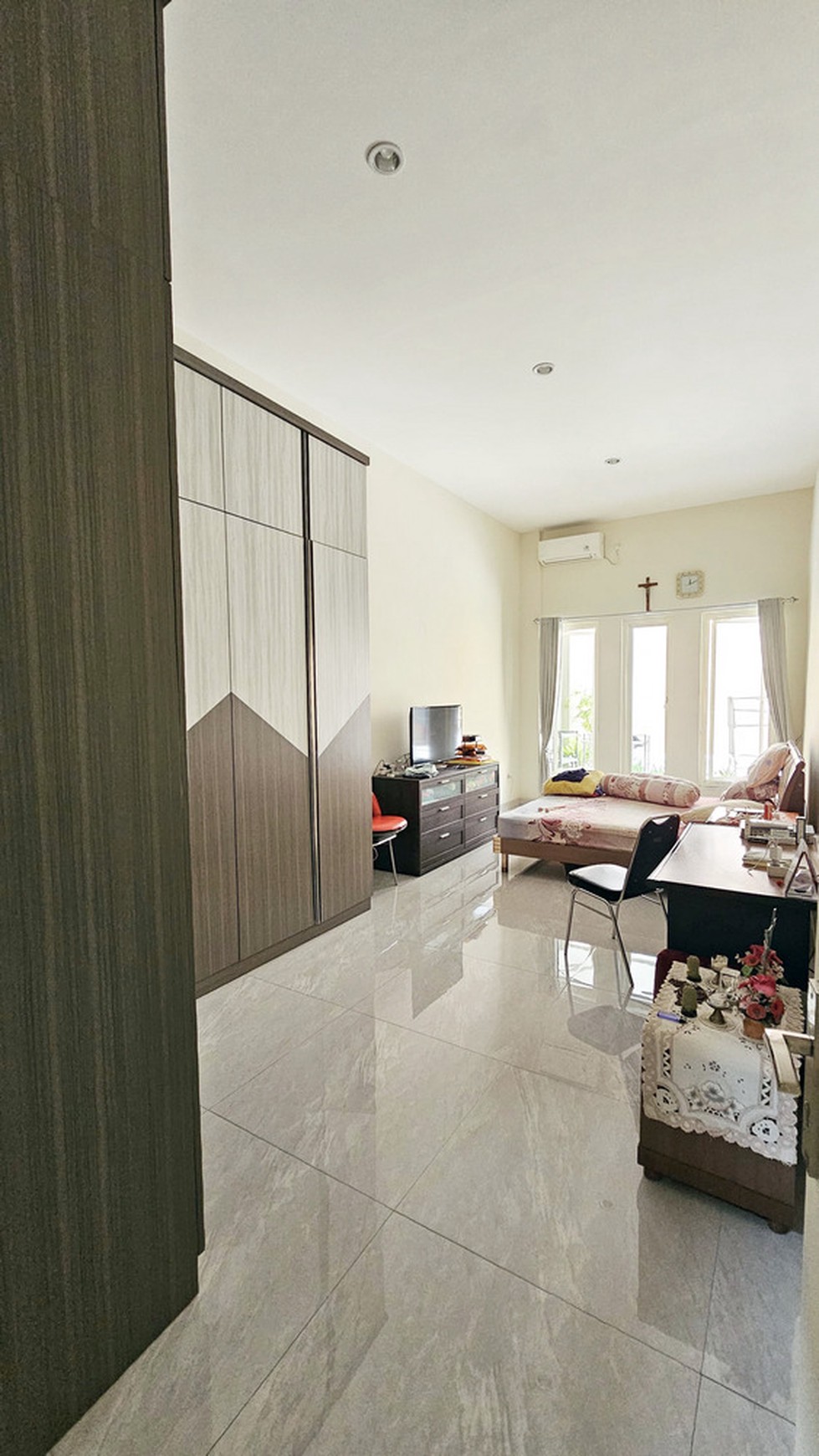 Rumah di Manyar Jaya Surabaya Timur, Cocok orang tua dengan keluarga besarnya, Full Furnished, SIAP HUNI !!!