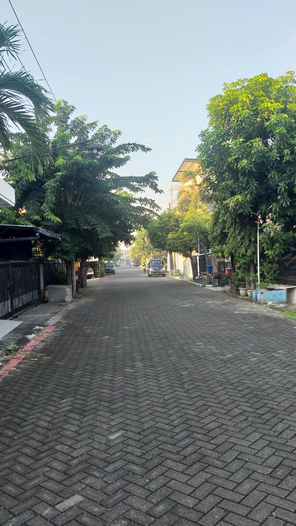 Rumah di Manyar Jaya Surabaya Timur, Bagus + Terawat, Lokasi Strategis, Row Jalan Lebar