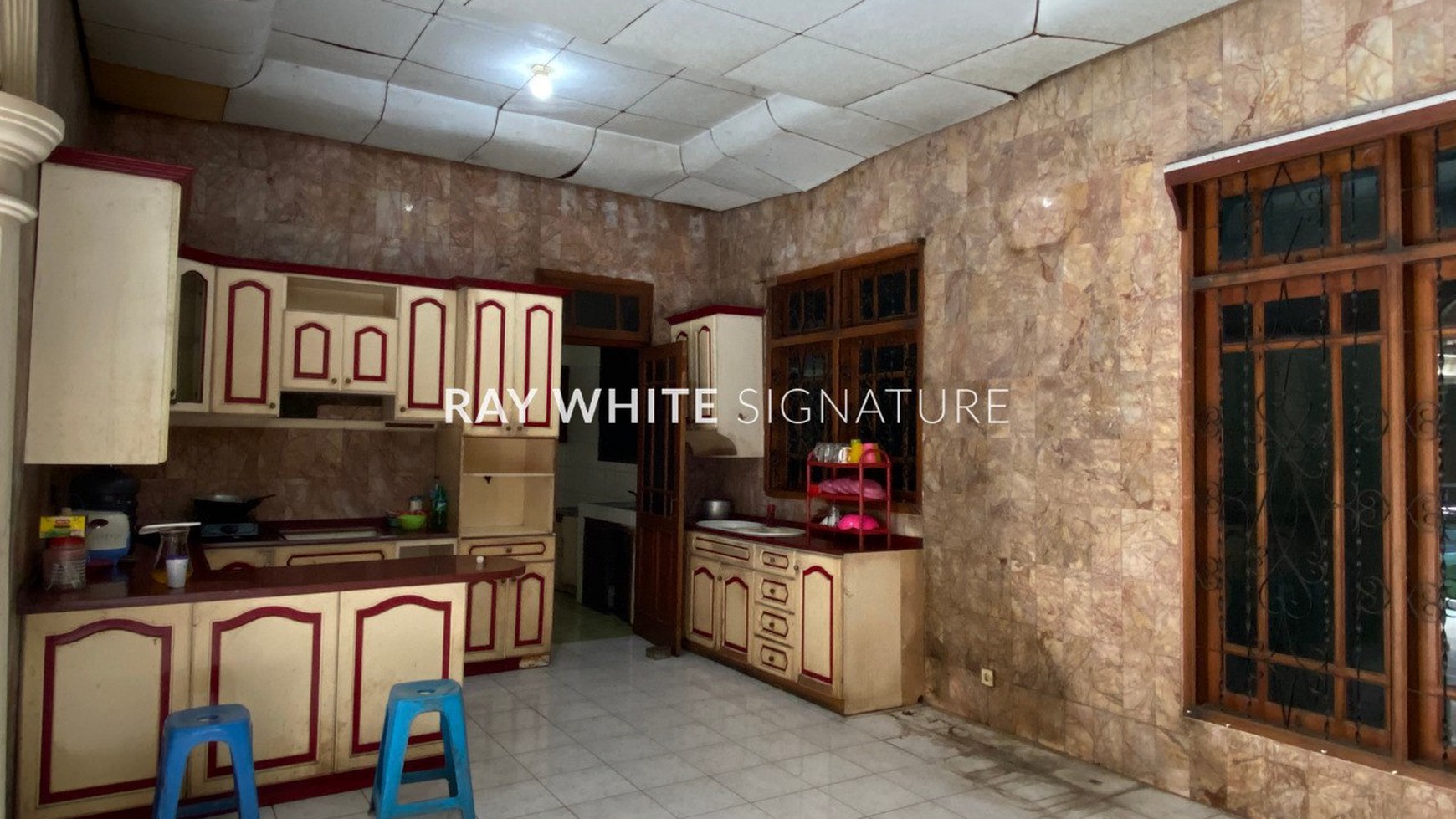 Rumah Tua Hitung Tanah Area Komersil Cocok Untuk Bisnis