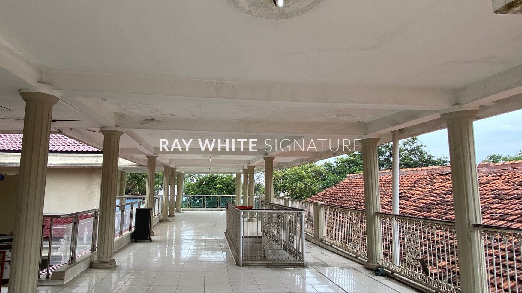 Rumah Tua Hitung Tanah Area Komersil Cocok Untuk Bisnis