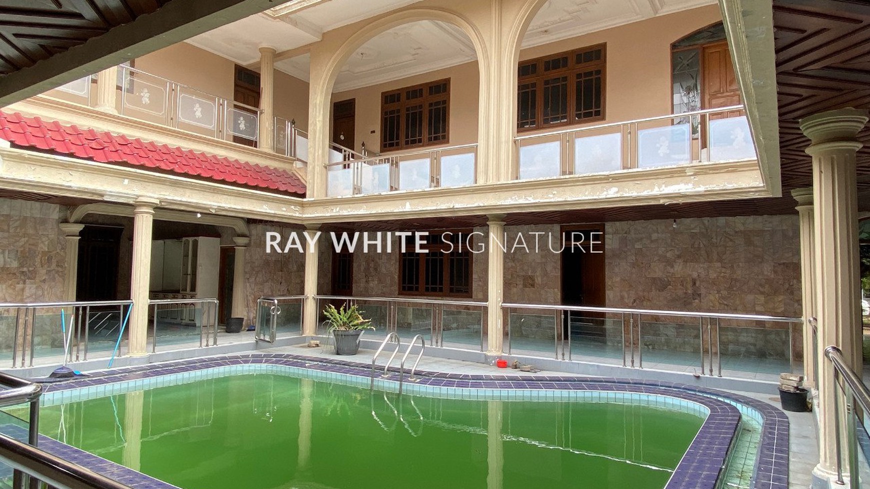 Rumah Tua Hitung Tanah Area Komersil Cocok Untuk Bisnis